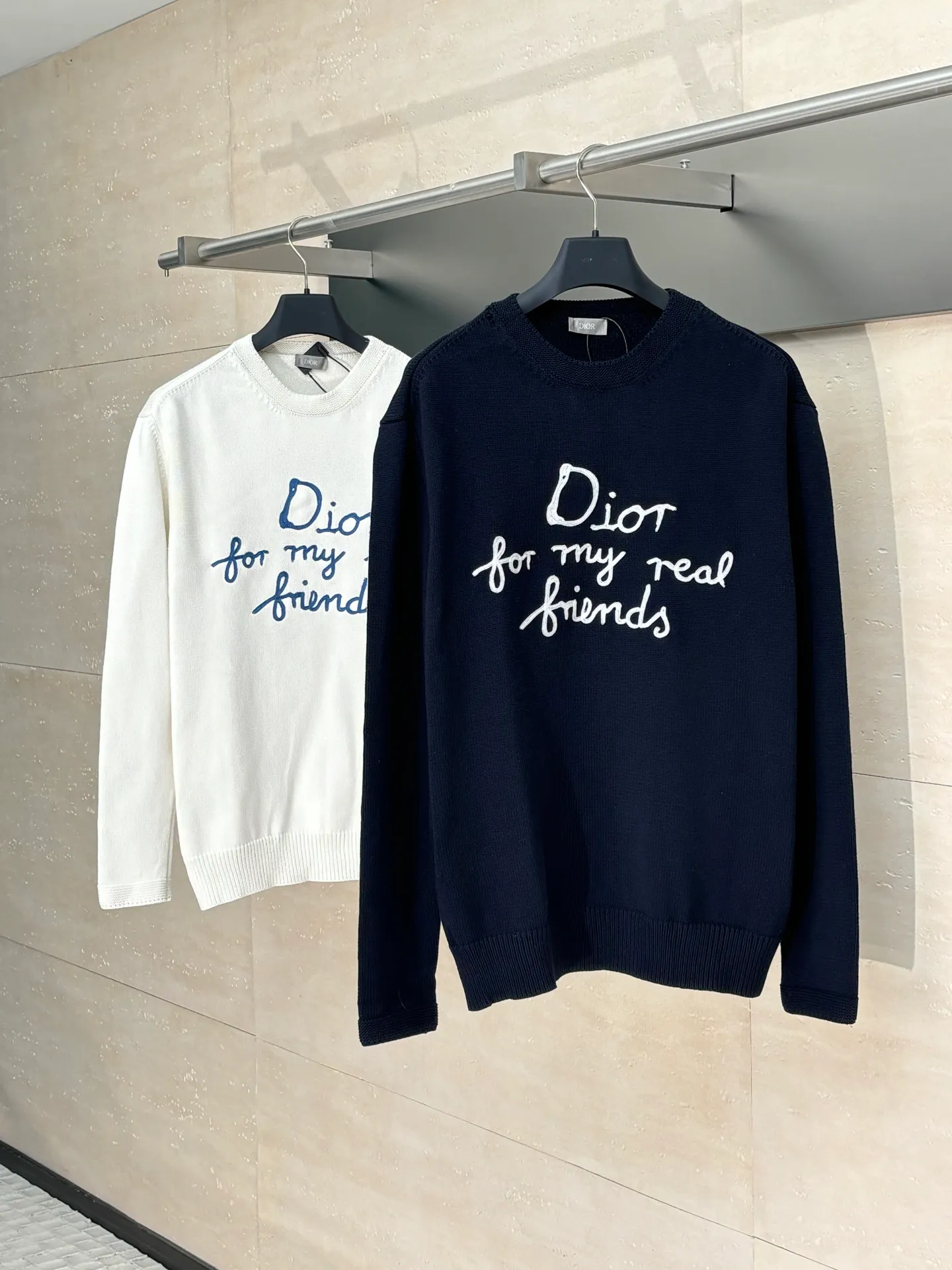 🅿️460 Dio*/Dior 25Fw new friend embroidered knitted sweater. The original version was purchased and developed for 13,500. The fabric is made of 16-count single yarn fabric. This fabric is woven from blended cotton yarn. When paired with a 7-needle machine, the effect is more three-dimensional. The embroidery uses 3D three-dimensional cotton thread embroidery. The embroidery technology is high-density and the number of stitches is sufficient to prevent linting, and the upper body effect is more high-end. This sweater displays the Dior For My Real Friends logo from the DIOR AND HYLTON NEL collaboration. Crafted from blue cotton-blend jersey, it has a regular fit with ribbed details and embroidery on the chest for added style.  Size：S/M/L