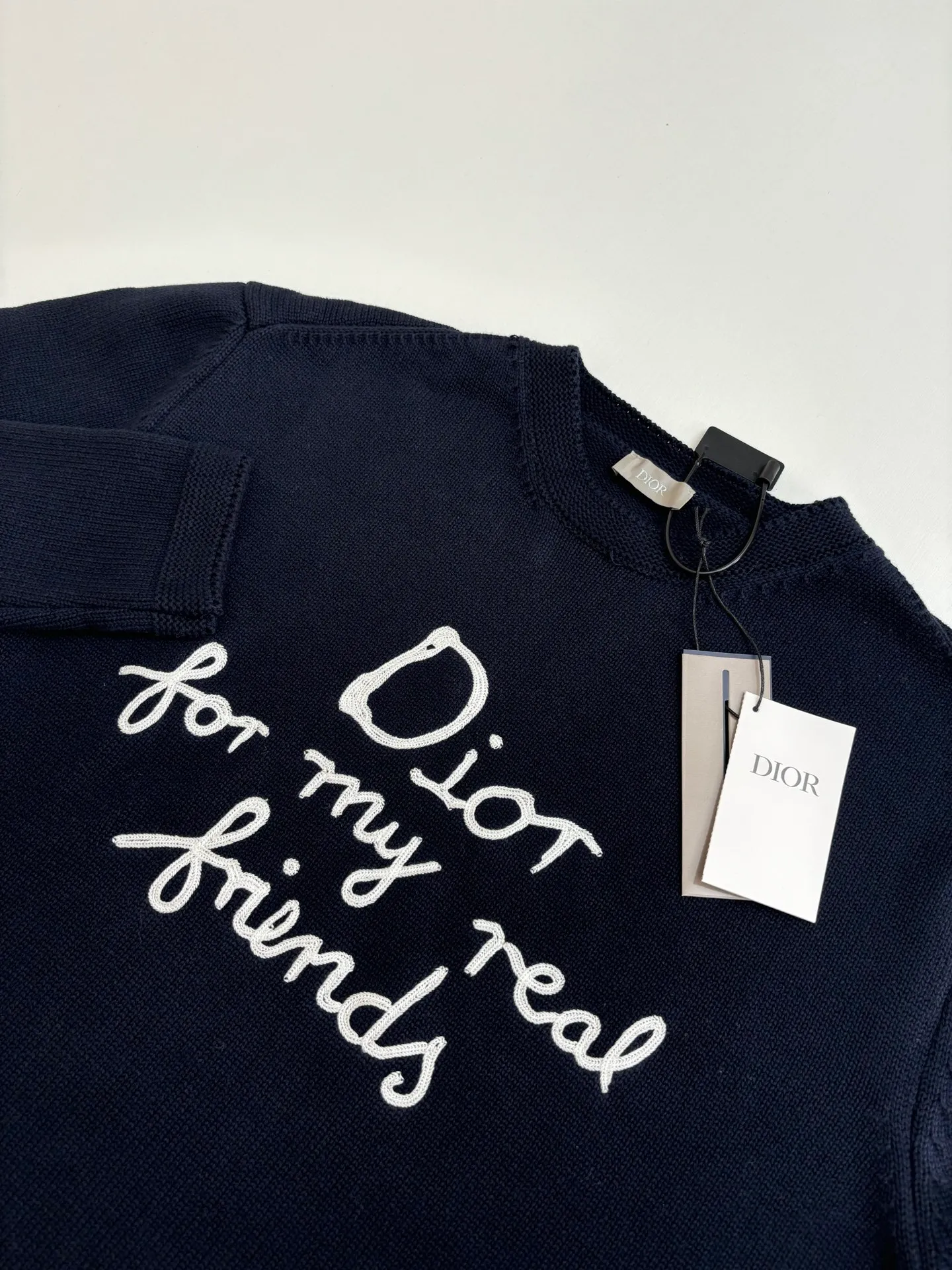🅿️460 Dio*/Dior 25Fw new friend embroidered knitted sweater. The original version was purchased and developed for 13,500. The fabric is made of 16-count single yarn fabric. This fabric is woven from blended cotton yarn. When paired with a 7-needle machine, the effect is more three-dimensional. The embroidery uses 3D three-dimensional cotton thread embroidery. The embroidery technology is high-density and the number of stitches is sufficient to prevent linting, and the upper body effect is more high-end. This sweater displays the Dior For My Real Friends logo from the DIOR AND HYLTON NEL collaboration. Crafted from blue cotton-blend jersey, it has a regular fit with ribbed details and embroidery on the chest for added style.  Size：S/M/L