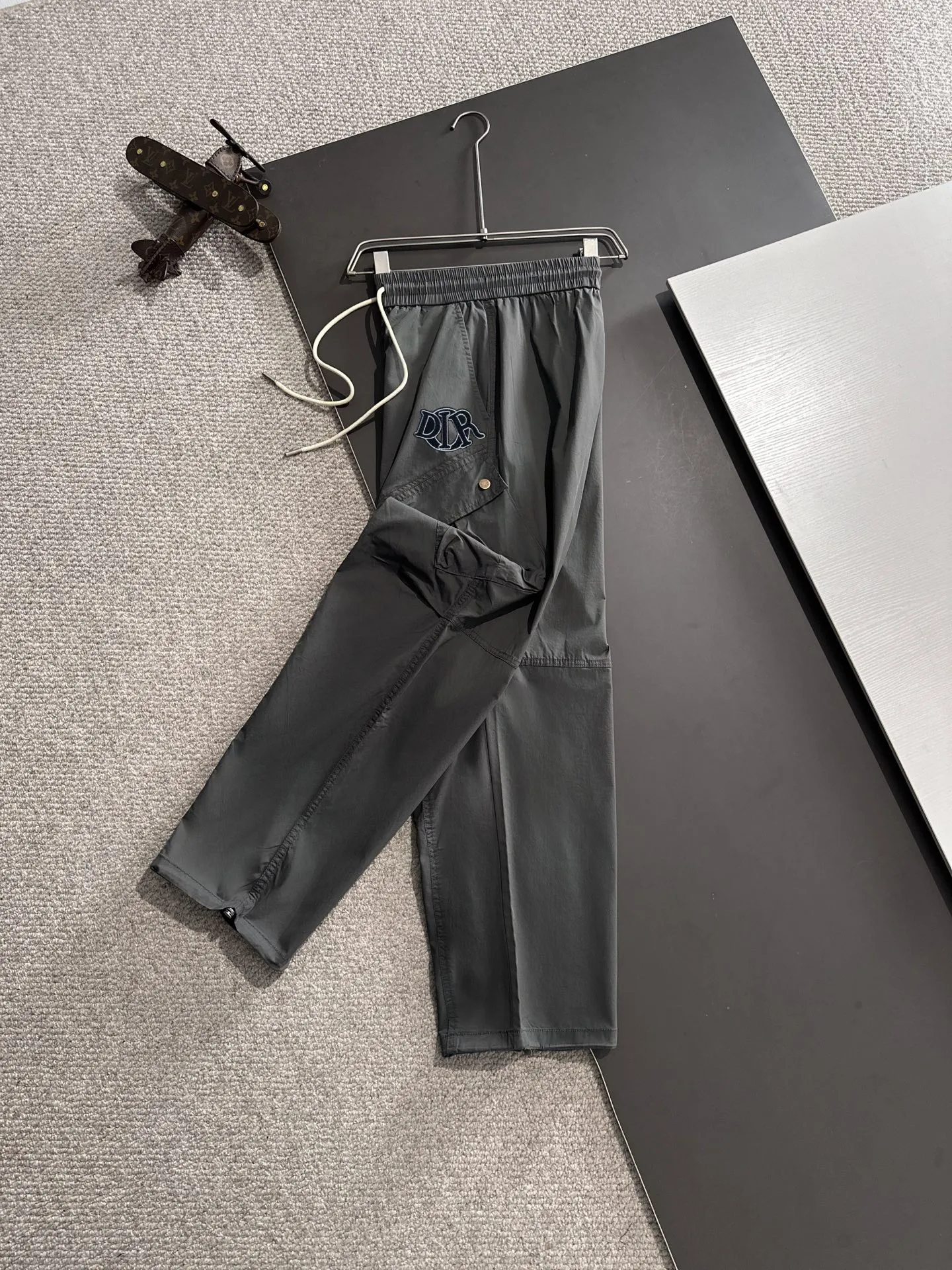 🅿️380 next day shipping Dior 2025 spring and summer new elastic band casual pants, thin counter custom fabrics, high breathability and comfort, impeccable details, brand element design concept, reflecting high quality. It feels delicate and soft! It presents a casual cut and the upper body shape is great! Size: M-4XL