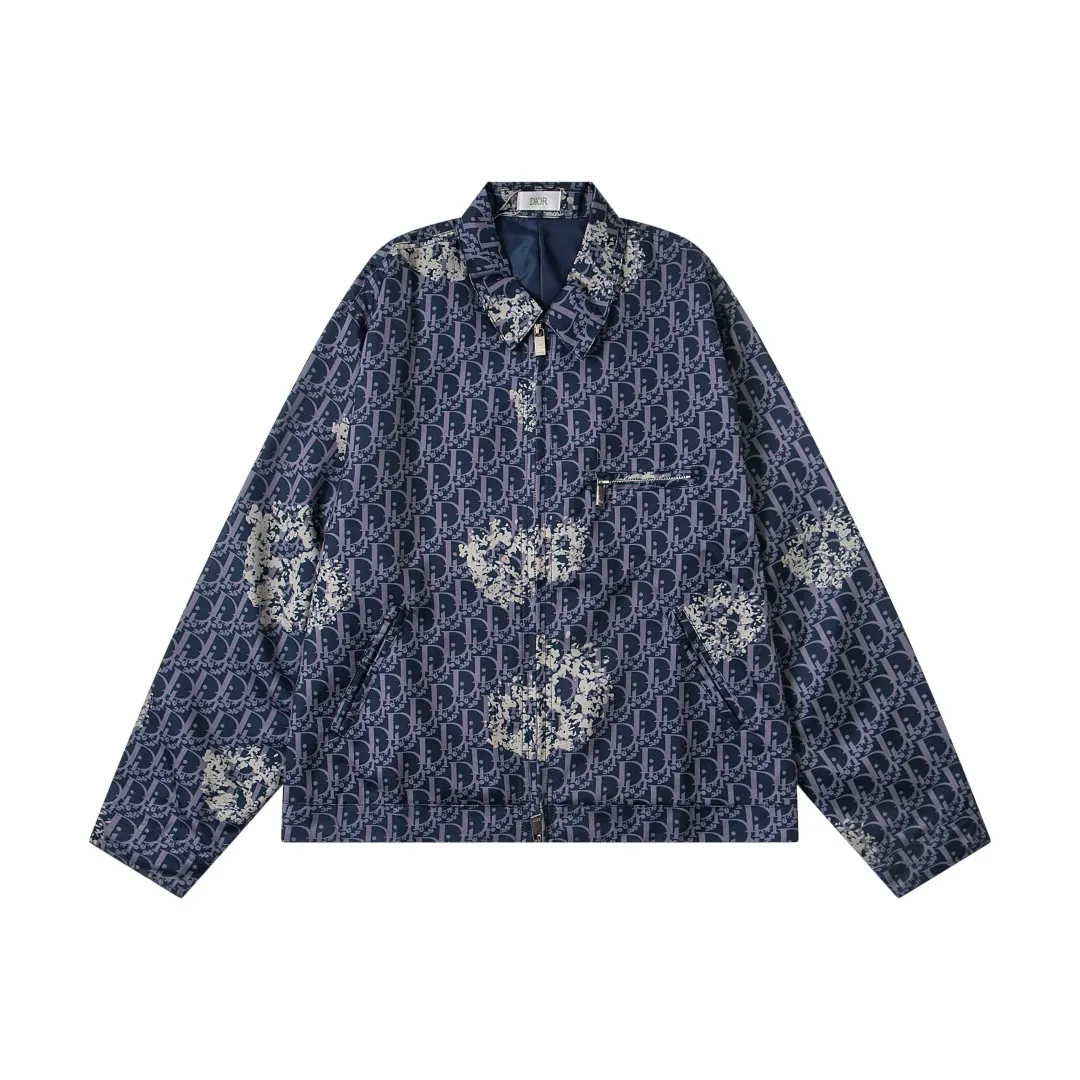 🅿️330 new model number: G134 DIOR Dior's new full-print floral presbyopic letter zipper jacket couple's jacket top (same style as Jay Chou) 1️⃣ Made of custom dyed fabric, laser positioning and cutting, perfect control of workmanship details, the upper body effect is very comfortable! 2️⃣Many celebrities have the same upper body, Xiaohongshu’s popular model, which is different from the lower version in the market! It is very youthful and energetic, and can be easily worn by both men and women. It is very in line with the fashion aesthetic concepts of today's young people! 3️⃣Full set of customized accessories, same style for men and women Color: blue Size: S, M, L, XL