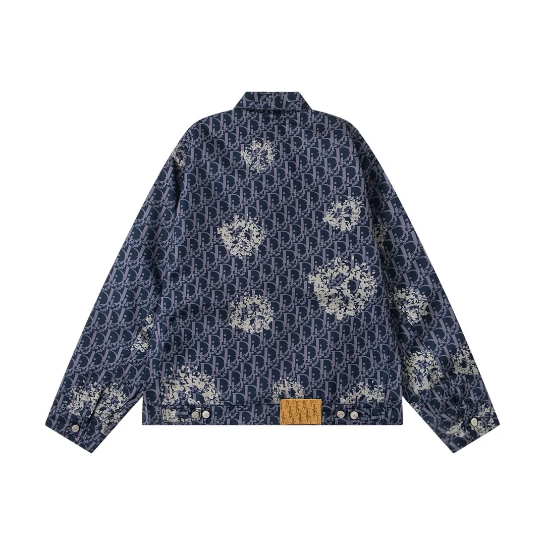 🅿️330 new model number: G134 DIOR Dior's new full-print floral presbyopic letter zipper jacket couple's jacket top (same style as Jay Chou) 1️⃣ Made of custom dyed fabric, laser positioning and cutting, perfect control of workmanship details, the upper body effect is very comfortable! 2️⃣Many celebrities have the same upper body, Xiaohongshu’s popular model, which is different from the lower version in the market! It is very youthful and energetic, and can be easily worn by both men and women. It is very in line with the fashion aesthetic concepts of today's young people! 3️⃣Full set of customized accessories, same style for men and women Color: blue Size: S, M, L, XL