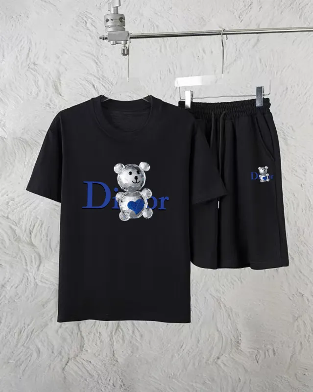 🅿️300 Dior Exclusively provides new trendy men’s fashionable round neck short-sleeved shorts suits, trendy and fashionable casual short-sleeved suits! It has high breathability and comfort, impeccable details, and brand element design concept, reflecting high quality. It presents a casual cut and the upper body shape is great! Material: 250g Xinjiang long-staple cotton short sleeves + 360g pure cotton terry shorts Size: S M L Due to manual measurement, there is a deviation of about 1-3CM in size.