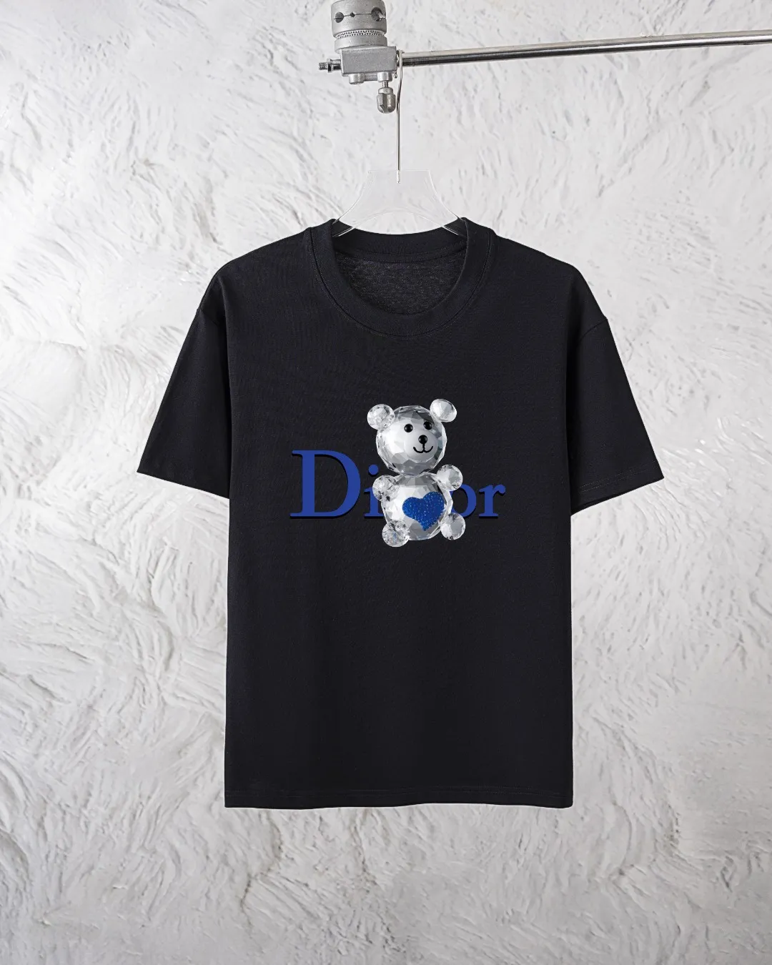 🅿️300 Dior Exclusively provides new trendy men’s fashionable round neck short-sleeved shorts suits, trendy and fashionable casual short-sleeved suits! It has high breathability and comfort, impeccable details, and brand element design concept, reflecting high quality. It presents a casual cut and the upper body shape is great! Material: 250g Xinjiang long-staple cotton short sleeves + 360g pure cotton terry shorts Size: S M L Due to manual measurement, there is a deviation of about 1-3CM in size.