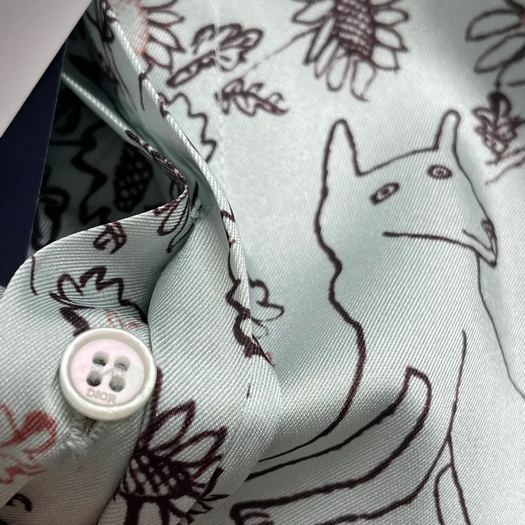 🅿️460 🧧CD Fantasy Cute Pet Printed Shirt Size: S-XL This village shirt comes from the DIOR AND HYLTON NEL joint series, showing an interpretation of the artist's work. Crafted from green mulberry silk twill fabric, it features a classic cut and a hidden button fastening. The style is fashionable and can be paired with other pieces from the limited series.