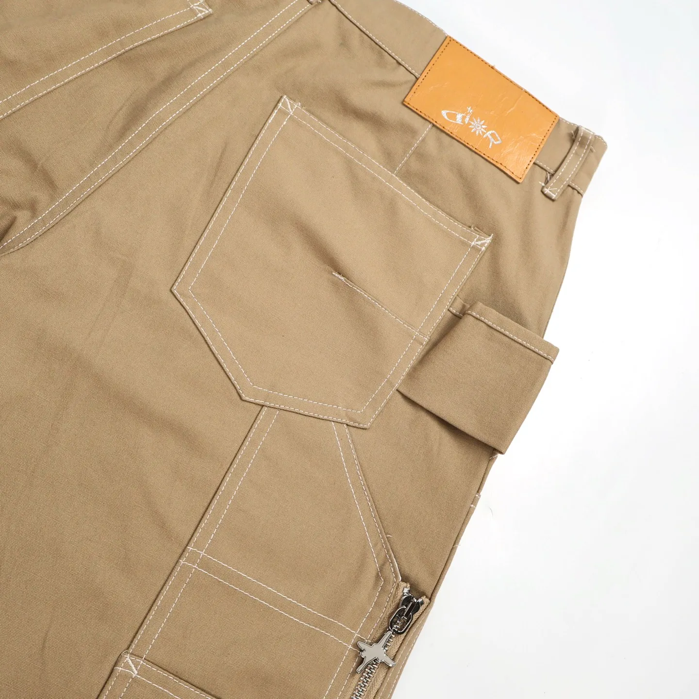 🅿️500 [Exclusive supply] CD small embroidered logging pants (khaki color) Customized soft velvet fine twill cotton brocade, excellent texture, comfortable and skin-friendly. Based on earthy khaki color, imported machine embroidery technology is used. Advanced computer control system and precise mechanical components are used to achieve dior embroidery operations with high precision and smooth and delicate lines. Size:46-48-50-52