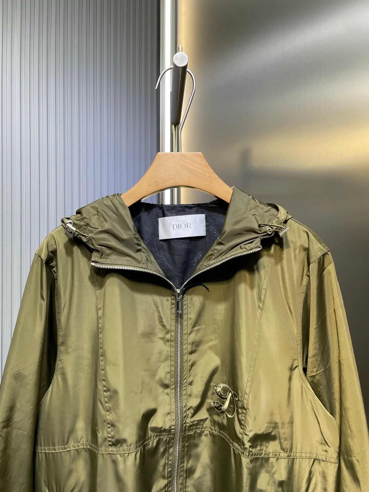 🅿️580 Dior🌟[Top original order] 2024 autumn and winter imported nylon letter embroidered hooded windproof jacket! Customized and imported nylon fabric, windproof and waterproof, embroidered design with "D" artistic font on the front panel, overall Dior word embroidery on the back panel, customized zipper, and even the lining is the original factory woven lining with Dior wording! Available in navy blue and army green colors! If you want good goods, hurry up. Size: m-xxxl