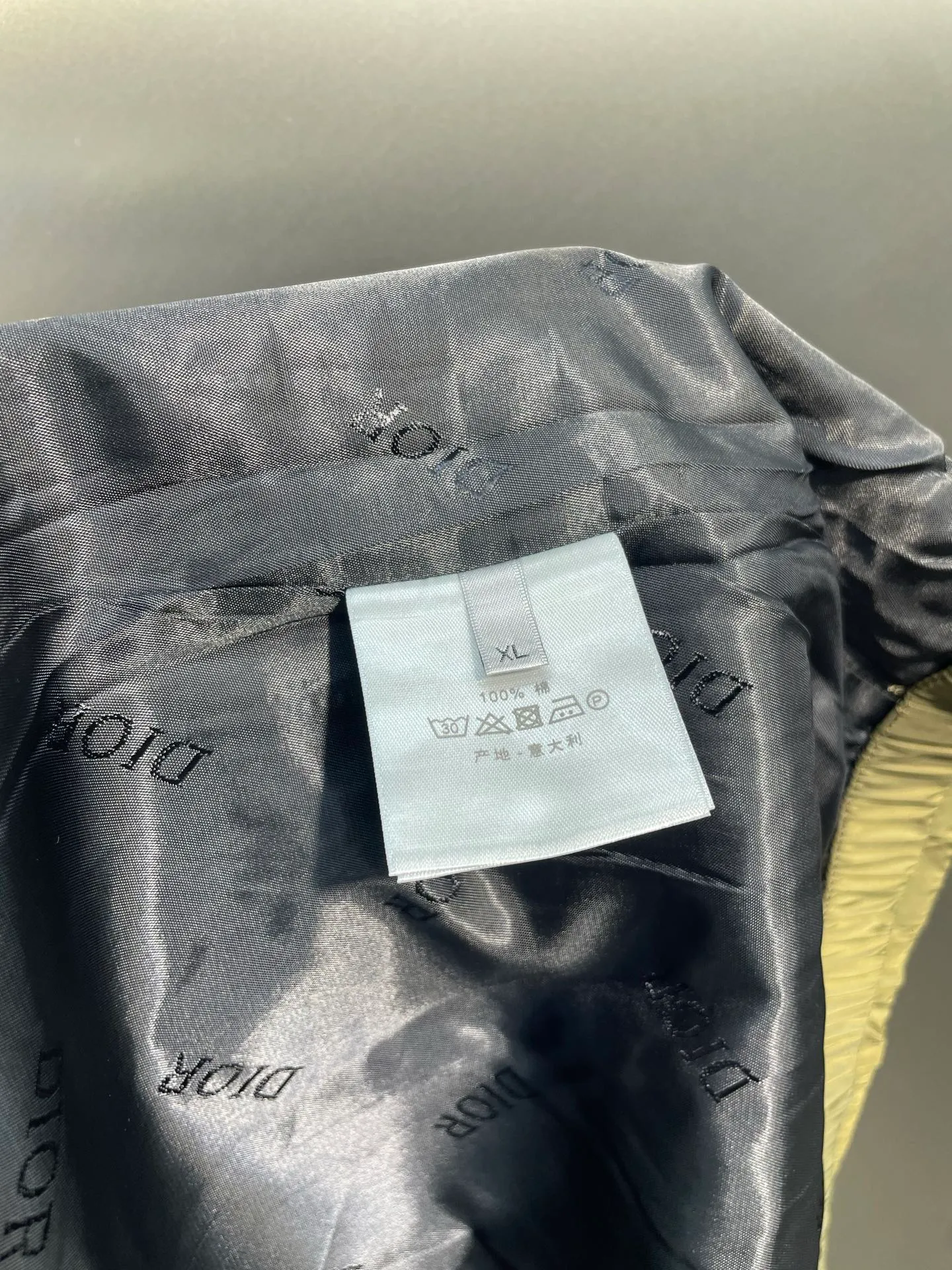 🅿️580 Dior🌟[Top original order] 2024 autumn and winter imported nylon letter embroidered hooded windproof jacket! Customized and imported nylon fabric, windproof and waterproof, embroidered design with "D" artistic font on the front panel, overall Dior word embroidery on the back panel, customized zipper, and even the lining is the original factory woven lining with Dior wording! Available in navy blue and army green colors! If you want good goods, hurry up. Size: m-xxxl