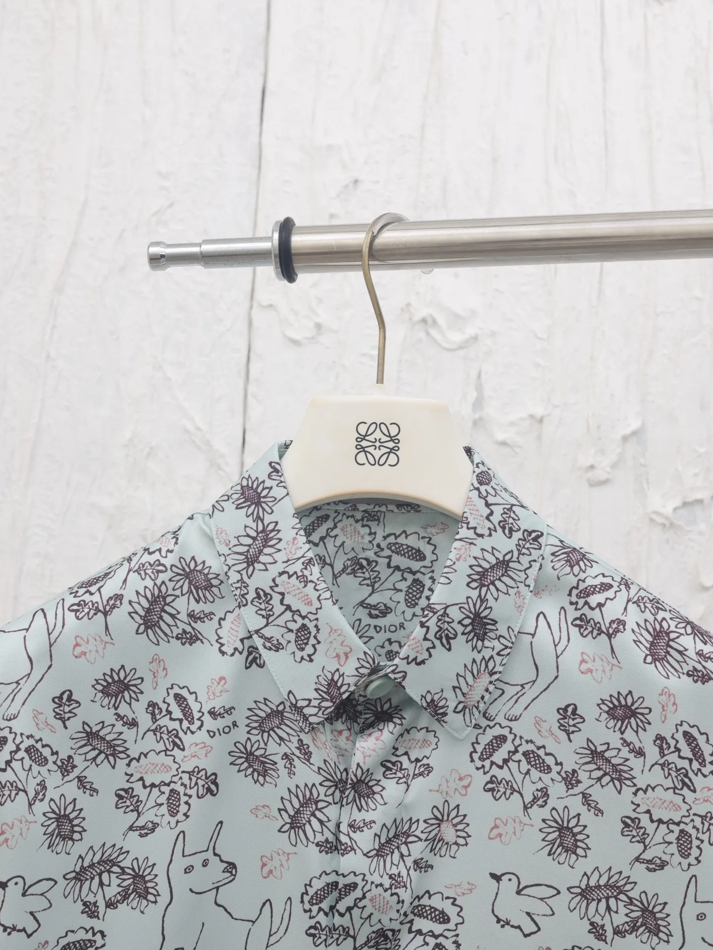 🅿️436 Dio*/Dior 25ss new animal and plant all-over mulberry silk twill flower shirt comes from the DIO AND HYLTON NEL joint series, showing an interpretation of the artist's work. Crafted from green mulberry silk twill fabric, it features a classic cut and a hidden button fastening. The style is fashionable and can be paired with other pieces from the limited series.  Size: 39-S/40-M/41-L/42-XL