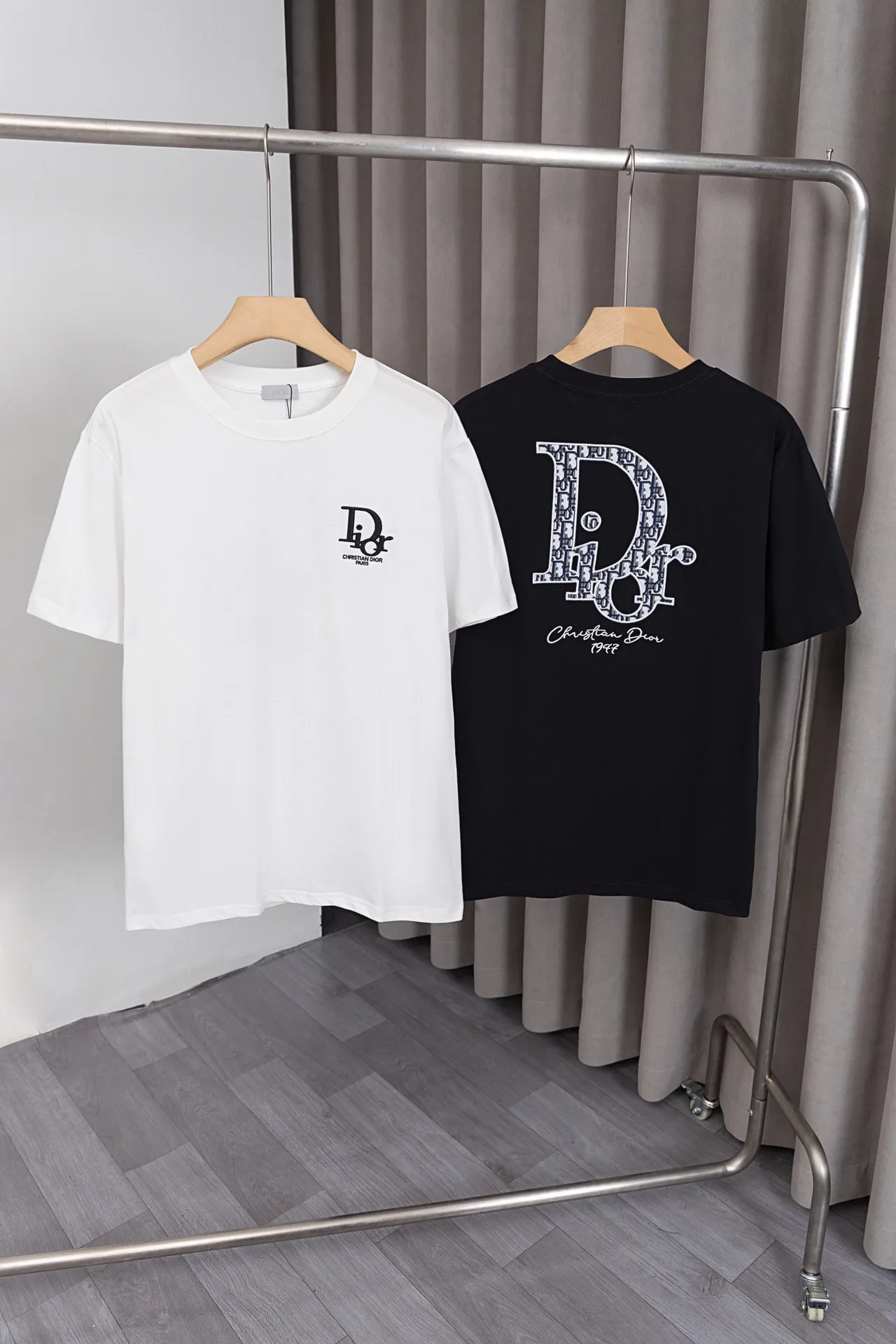 🅿️144 X027 Dior* 25ss new T-sleeve! The Dior letter logo embroidery pattern on the front and back is made of 260g double yarn pure cotton fabric. The fabric is soft, fashionable and versatile, and the same style for men and women. Color: black, white, size: S～XXL