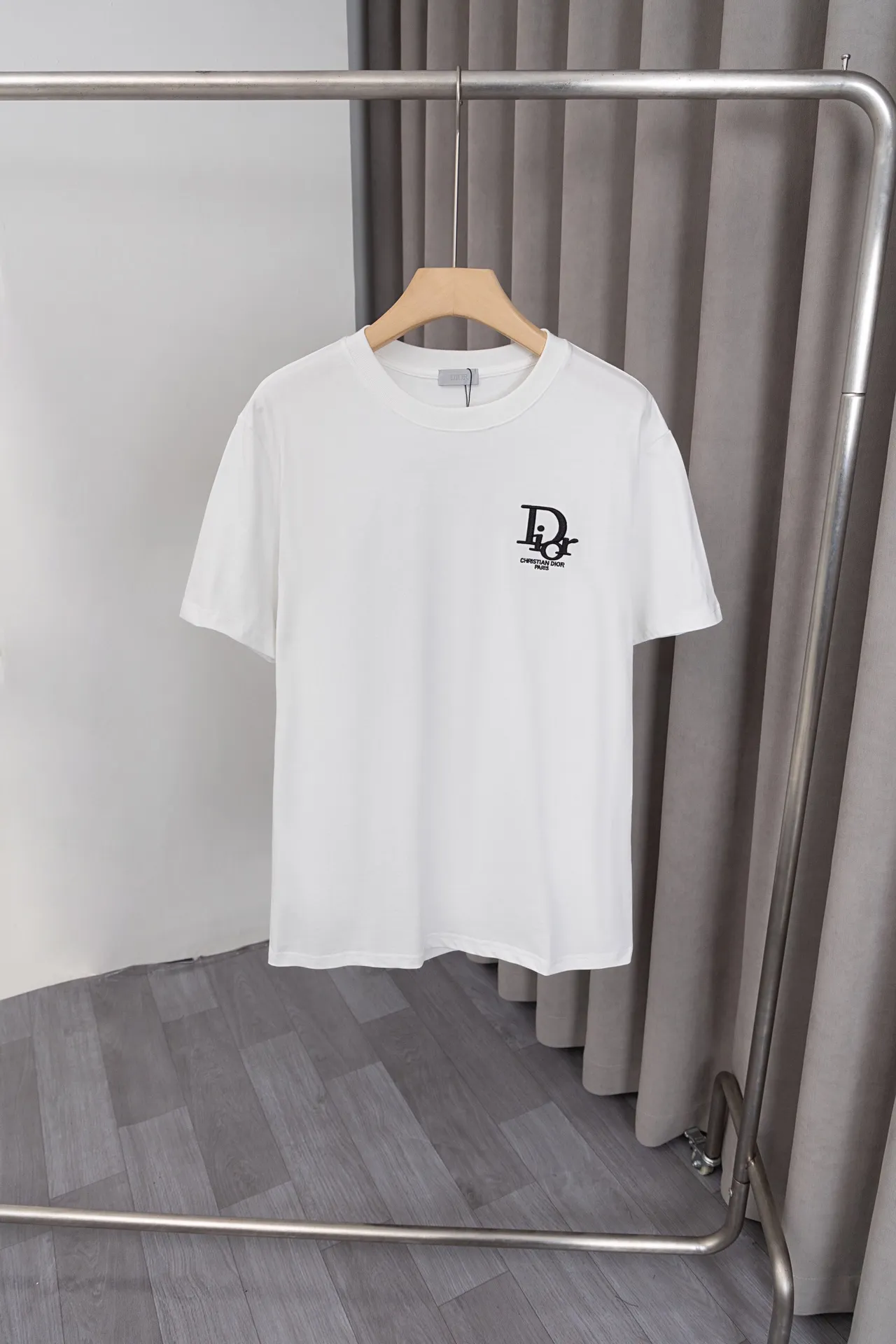🅿️144 X027 Dior* 25ss new T-sleeve! The Dior letter logo embroidery pattern on the front and back is made of 260g double yarn pure cotton fabric. The fabric is soft, fashionable and versatile, and the same style for men and women. Color: black, white, size: S～XXL