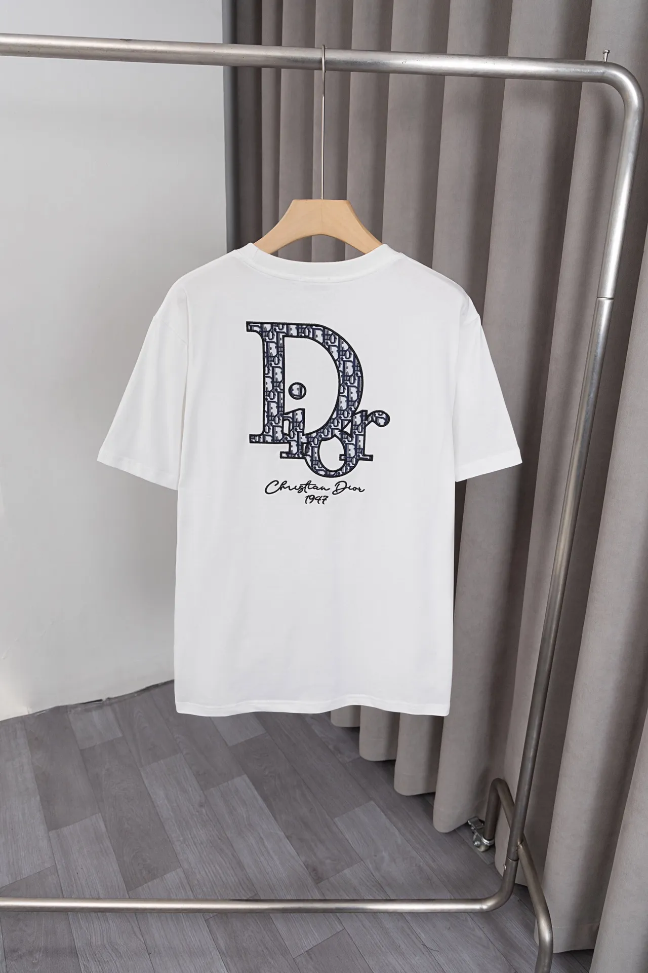 🅿️144 X027 Dior* 25ss new T-sleeve! The Dior letter logo embroidery pattern on the front and back is made of 260g double yarn pure cotton fabric. The fabric is soft, fashionable and versatile, and the same style for men and women. Color: black, white, size: S～XXL