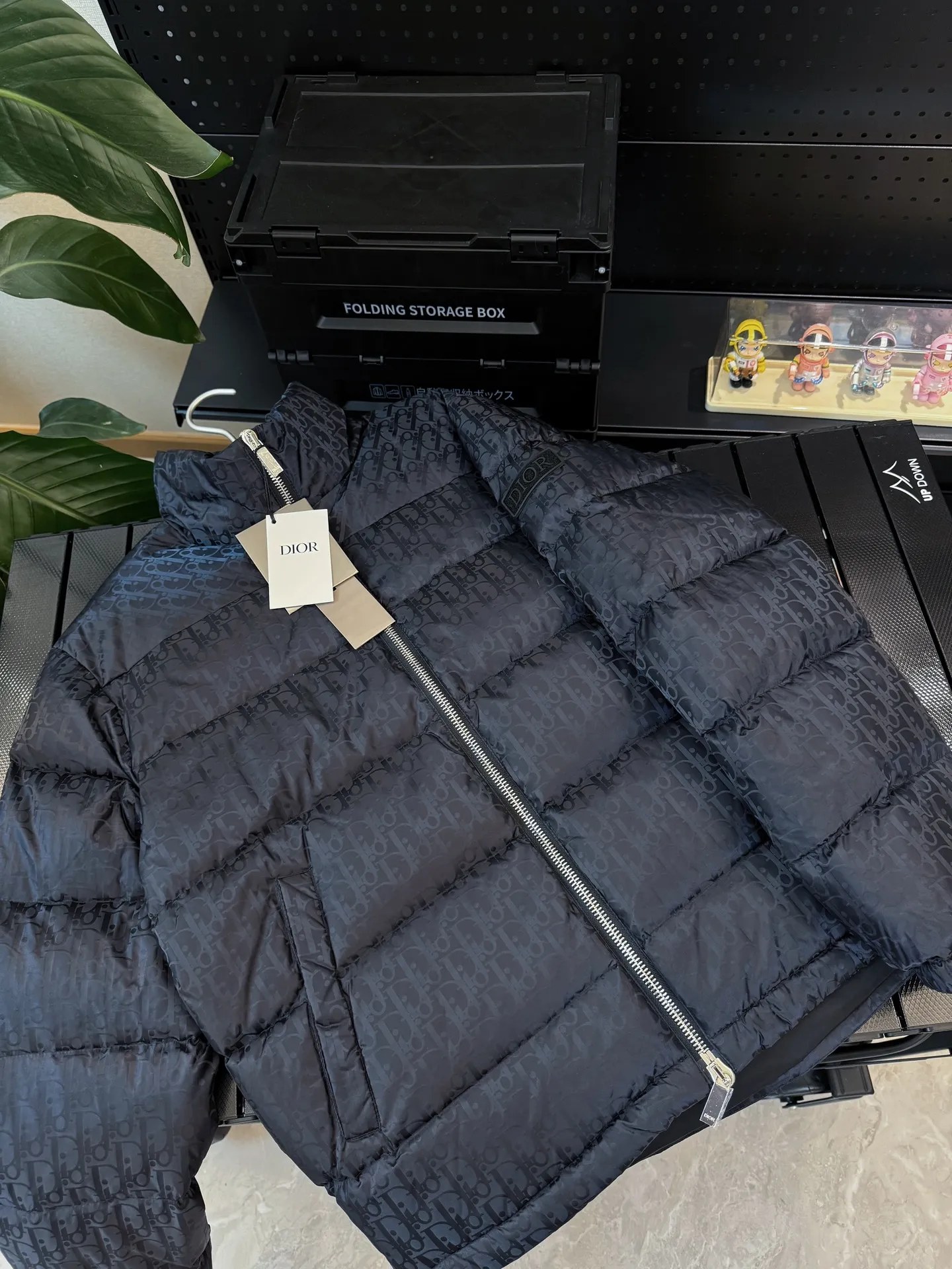 🅿️780 💎Navy Blue💎 Top quality, six colors available, new down jacket⬆️ Dior 23FW oblique dark pattern old flower stand collar down jacket, the same style at the counter, popular all the way🔥The old flower down jacket is here🤩～ This is a down jacket with ultra-complex craftsmanship. The custom-made fabric cycle takes up to 50 days. Based on the original fabric, laser jacquard makes the whole piece of clothing concave and convex, with a stronger three-dimensional effect and a more obvious 3D effect. ✨This fabric has a good hand feel, and the dark pattern presbyopia on the jacket is very low-key. The fabric shows a dark luster and has extremely high waterproof properties! The real texture is more perfect, custom-woven high-density satin nylon material and dark jacquard weave, simple and refreshing, thick and fluffy, super three-proof fabric, waterproof, stain-proof and dust-proof! ✨ Full-width jacquard LOGO, ultra-high-end luxury and style. The handsomeness and eye-catching index of the upper body are absolutely NO. 1. Fully custom-woven jacquard LOGO technology fabric, high-density polyester fiber. It is a new type of heat-insulating and light-weight fabric. It has a light texture, delicate and soft warmth and breathability. Especially the LOGO jacquard produces different light and dark interweaving under different lights! Full of hidden flower logos, low-key with a touch of expensiveness, the overall shape is not too bloated, windproof and waterproof, it can be called a haven in winter 😍 Simple but not simple, wear it with a wrap in autumn and winter. ✨The interior is filled with 90-fill white goose down, (90% white goose down ➕10% white goose feather) This type of down is full of fluffiness, better thermal insulation, and has no down stalks! Hooded and windproof design, comfortable and warm! The white goose down filled inside is a strong guarantee of warmth and cold resistance. As for the so-called odor gas of down, it is completely worry-free. The upper body is light and full. The down filling is sufficiently balanced to obtain uniform warmth! The upper body is eye-catching. ✨The hardware of the whole garment is made of original 1V1 customized tungsten material. Leather label design, hot melt technology, one-time molding. Size: S-3Xl (44-54 yards) couple style. Available in six colors: light gray/light blue/navy blue/dark gray/black/dark blue