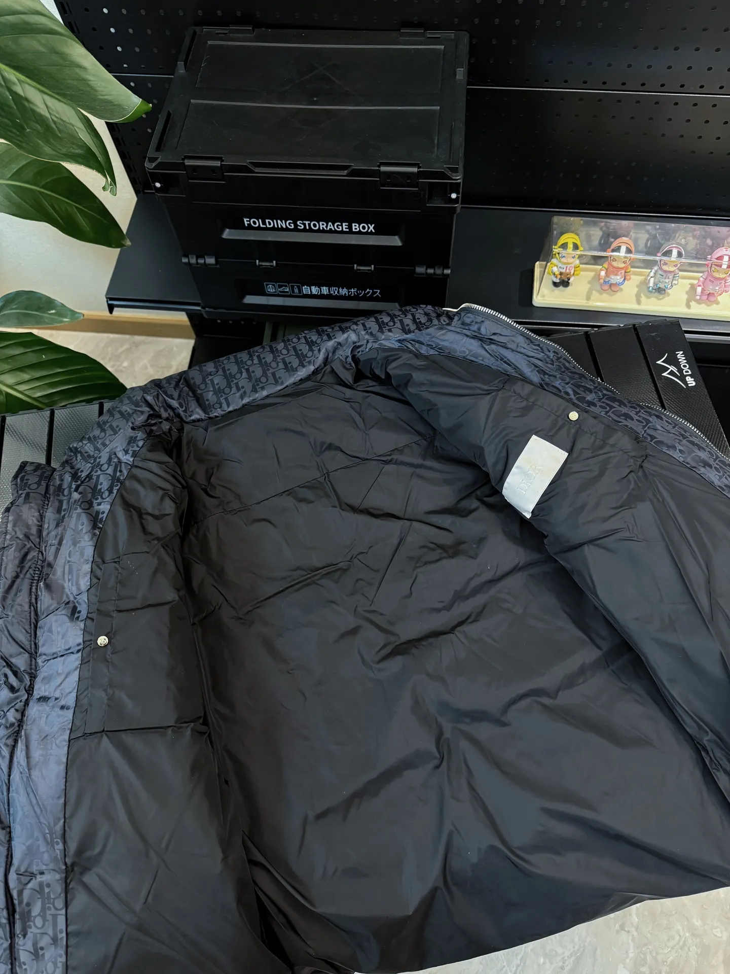 🅿️780 💎Navy Blue💎 Top quality, six colors available, new down jacket⬆️ Dior 23FW oblique dark pattern old flower stand collar down jacket, the same style at the counter, popular all the way🔥The old flower down jacket is here🤩～ This is a down jacket with ultra-complex craftsmanship. The custom-made fabric cycle takes up to 50 days. Based on the original fabric, laser jacquard makes the whole piece of clothing concave and convex, with a stronger three-dimensional effect and a more obvious 3D effect. ✨This fabric has a good hand feel, and the dark pattern presbyopia on the jacket is very low-key. The fabric shows a dark luster and has extremely high waterproof properties! The real texture is more perfect, custom-woven high-density satin nylon material and dark jacquard weave, simple and refreshing, thick and fluffy, super three-proof fabric, waterproof, stain-proof and dust-proof! ✨ Full-width jacquard LOGO, ultra-high-end luxury and style. The handsomeness and eye-catching index of the upper body are absolutely NO. 1. Fully custom-woven jacquard LOGO technology fabric, high-density polyester fiber. It is a new type of heat-insulating and light-weight fabric. It has a light texture, delicate and soft warmth and breathability. Especially the LOGO jacquard produces different light and dark interweaving under different lights! Full of hidden flower logos, low-key with a touch of expensiveness, the overall shape is not too bloated, windproof and waterproof, it can be called a haven in winter 😍 Simple but not simple, wear it with a wrap in autumn and winter. ✨The interior is filled with 90-fill white goose down, (90% white goose down ➕10% white goose feather) This type of down is full of fluffiness, better thermal insulation, and has no down stalks! Hooded and windproof design, comfortable and warm! The white goose down filled inside is a strong guarantee of warmth and cold resistance. As for the so-called odor gas of down, it is completely worry-free. The upper body is light and full. The down filling is sufficiently balanced to obtain uniform warmth! The upper body is eye-catching. ✨The hardware of the whole garment is made of original 1V1 customized tungsten material. Leather label design, hot melt technology, one-time molding. Size: S-3Xl (44-54 yards) couple style. Available in six colors: light gray/light blue/navy blue/dark gray/black/dark blue