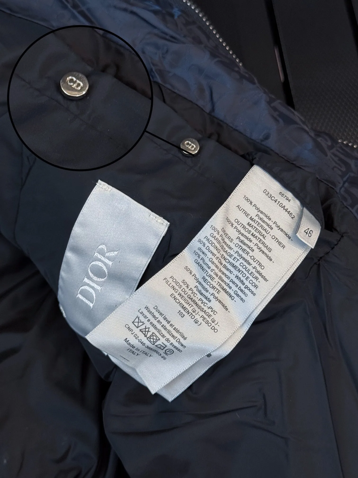 🅿️780 💎Navy Blue💎 Top quality, six colors available, new down jacket⬆️ Dior 23FW oblique dark pattern old flower stand collar down jacket, the same style at the counter, popular all the way🔥The old flower down jacket is here🤩～ This is a down jacket with ultra-complex craftsmanship. The custom-made fabric cycle takes up to 50 days. Based on the original fabric, laser jacquard makes the whole piece of clothing concave and convex, with a stronger three-dimensional effect and a more obvious 3D effect. ✨This fabric has a good hand feel, and the dark pattern presbyopia on the jacket is very low-key. The fabric shows a dark luster and has extremely high waterproof properties! The real texture is more perfect, custom-woven high-density satin nylon material and dark jacquard weave, simple and refreshing, thick and fluffy, super three-proof fabric, waterproof, stain-proof and dust-proof! ✨ Full-width jacquard LOGO, ultra-high-end luxury and style. The handsomeness and eye-catching index of the upper body are absolutely NO. 1. Fully custom-woven jacquard LOGO technology fabric, high-density polyester fiber. It is a new type of heat-insulating and light-weight fabric. It has a light texture, delicate and soft warmth and breathability. Especially the LOGO jacquard produces different light and dark interweaving under different lights! Full of hidden flower logos, low-key with a touch of expensiveness, the overall shape is not too bloated, windproof and waterproof, it can be called a haven in winter 😍 Simple but not simple, wear it with a wrap in autumn and winter. ✨The interior is filled with 90-fill white goose down, (90% white goose down ➕10% white goose feather) This type of down is full of fluffiness, better thermal insulation, and has no down stalks! Hooded and windproof design, comfortable and warm! The white goose down filled inside is a strong guarantee of warmth and cold resistance. As for the so-called odor gas of down, it is completely worry-free. The upper body is light and full. The down filling is sufficiently balanced to obtain uniform warmth! The upper body is eye-catching. ✨The hardware of the whole garment is made of original 1V1 customized tungsten material. Leather label design, hot melt technology, one-time molding. Size: S-3Xl (44-54 yards) couple style. Available in six colors: light gray/light blue/navy blue/dark gray/black/dark blue