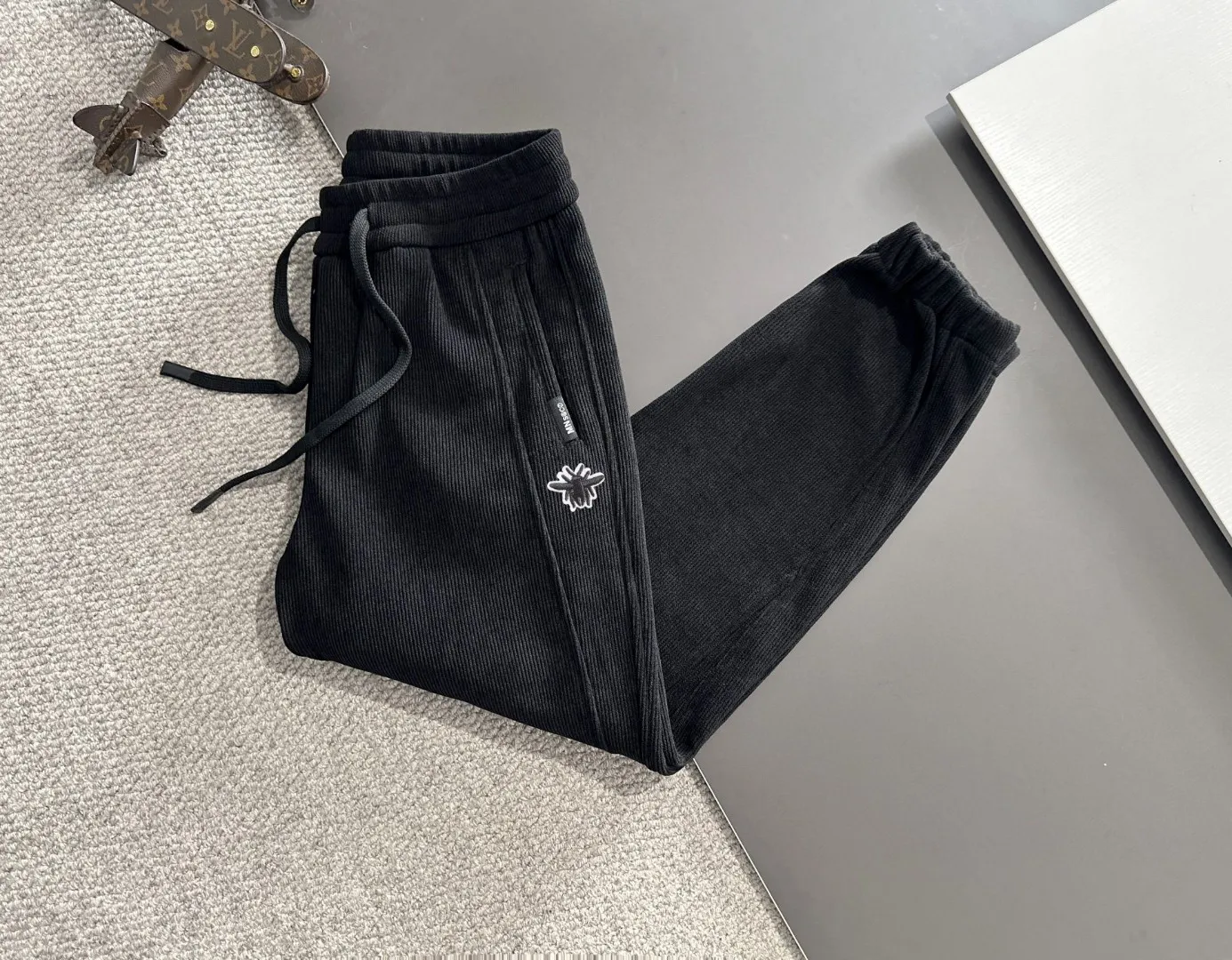 🅿️380 Next day shipping Dior 2025 new elastic band casual pants for early spring, plus velvet and thickening to keep warm. The custom-made fabrics at the counter are highly breathable and comfortable, with impeccable details and brand element design concepts, reflecting high quality. It feels delicate and soft! It presents a casual cut and the upper body shape is great! Size: M-4XL