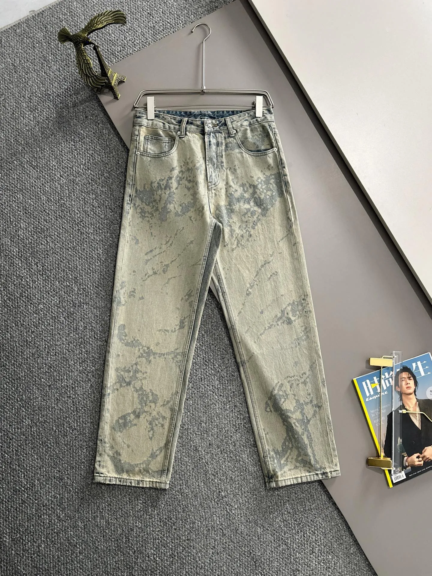 🅿️400 Dior 2025 summer loose wide-leg jeans and straight trousers, the trend in the trend! Many fashion bloggers control the upper body. The water is woven from imported Japanese Denim plain cotton denim fabric. It has three standards, is soft, delicate, comfortable and breathable. The color has a modern and fashionable vicissitudes. The upper body is versatile and fashionable! Light luxury, a must-have item for daily commuting! Code number: 28-40 (please state your height and weight when placing an order)