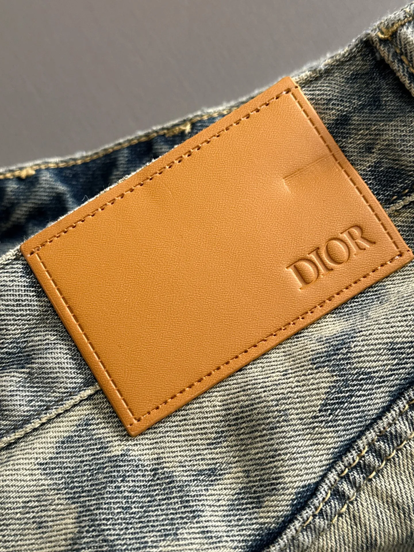 🅿️400 Dior 2025 summer loose wide-leg jeans and straight trousers, the trend in the trend! Many fashion bloggers control the upper body. The water is woven from imported Japanese Denim plain cotton denim fabric. It has three standards, is soft, delicate, comfortable and breathable. The color has a modern and fashionable vicissitudes. The upper body is versatile and fashionable! Light luxury, a must-have item for daily commuting! Code number: 28-40 (please state your height and weight when placing an order)