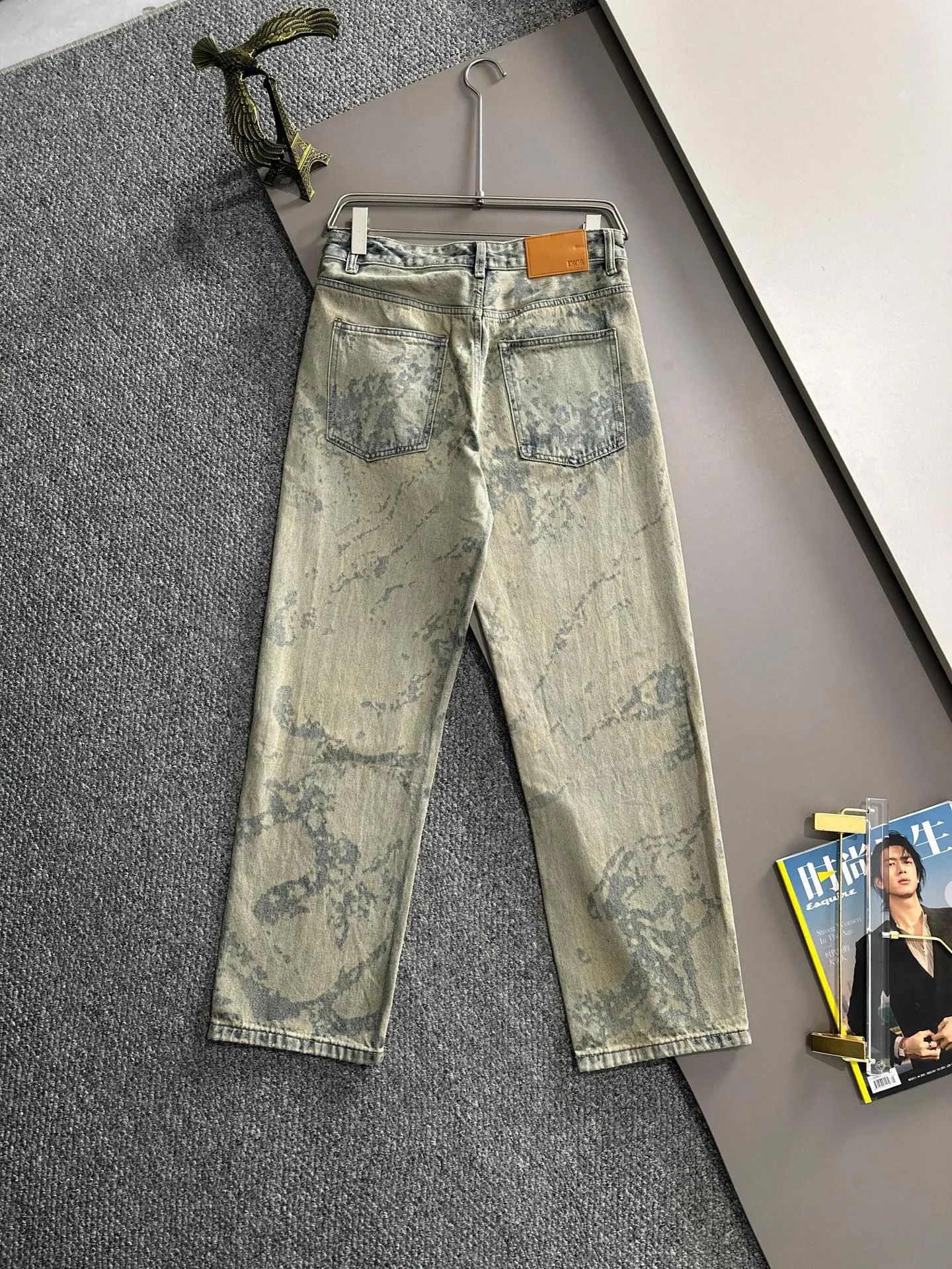 🅿️400 Dior 2025 summer loose wide-leg jeans and straight trousers, the trend in the trend! Many fashion bloggers control the upper body. The water is woven from imported Japanese Denim plain cotton denim fabric. It has three standards, is soft, delicate, comfortable and breathable. The color has a modern and fashionable vicissitudes. The upper body is versatile and fashionable! Light luxury, a must-have item for daily commuting! Code number: 28-40 (please state your height and weight when placing an order)