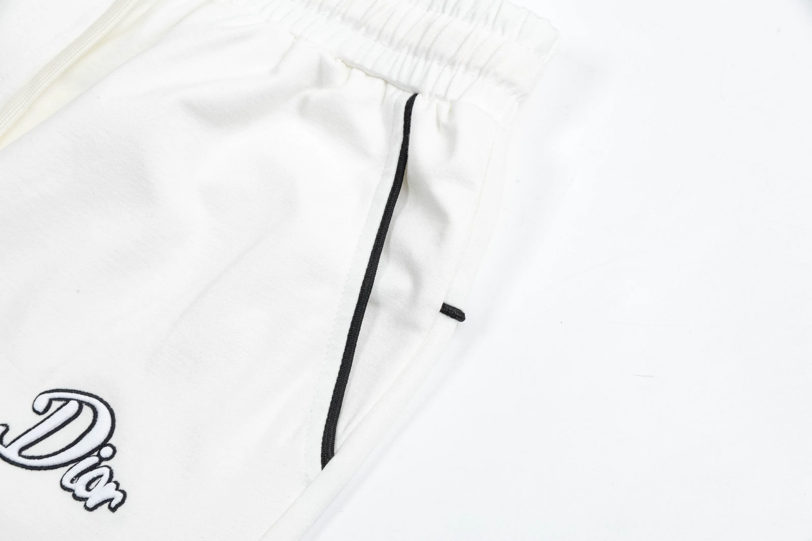 🅿️190 2025 Dior Dior new knitted shorts, customized fabric, knitted with knitted logo printed on it. The version is tight and three-dimensional, with straight stripe splicing. The customized trouser cord hardware has strong texture and smoothness. The upper body is comfortable and breathable. It has a concave and convex three-dimensional feel. It is suitable for fashionable and casual wear. Color: Black-White Size: M-4XL