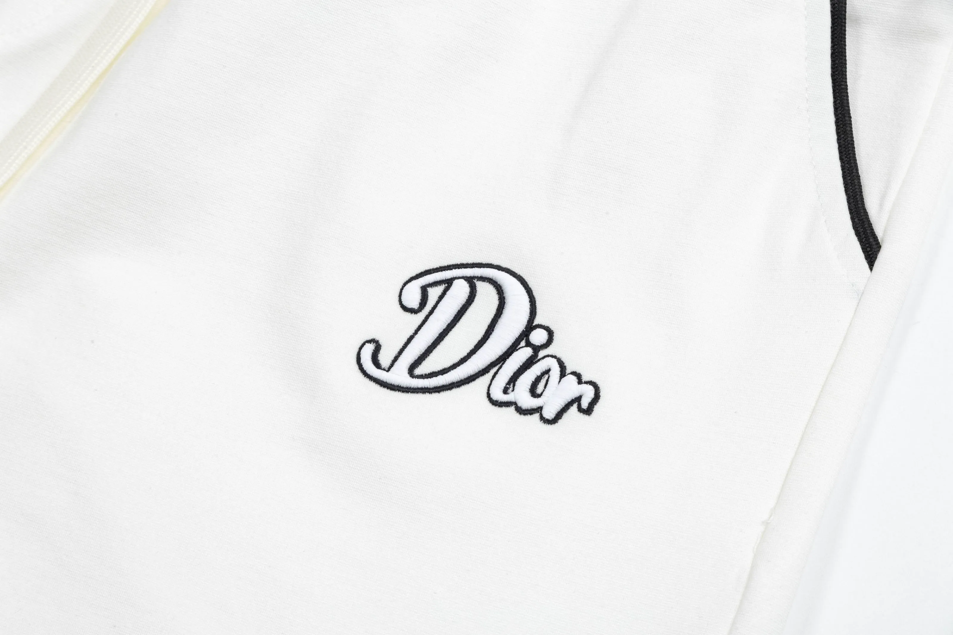 🅿️190 2025 Dior Dior new knitted shorts, customized fabric, knitted with knitted logo printed on it. The version is tight and three-dimensional, with straight stripe splicing. The customized trouser cord hardware has strong texture and smoothness. The upper body is comfortable and breathable. It has a concave and convex three-dimensional feel. It is suitable for fashionable and casual wear. Color: Black-White Size: M-4XL