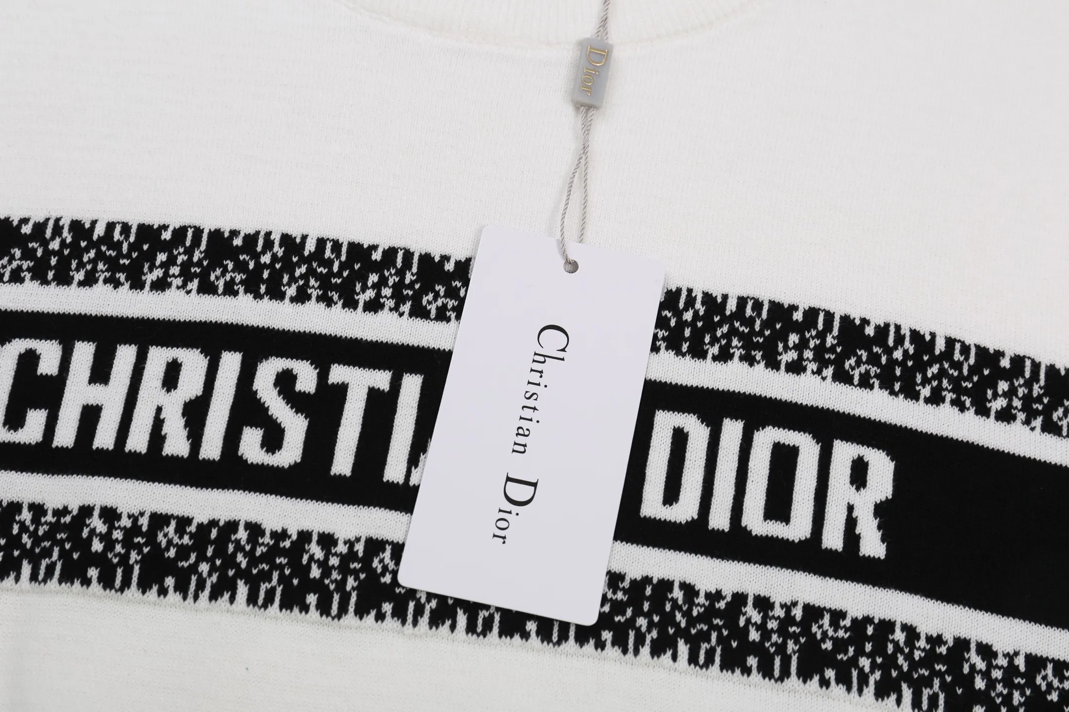 🅿️210 DIOR Dior classic new LOGO logo strip contrast jacquard knitted woolen short-sleeved T-shirt. This short-sleeved sweater is made of densely woven cotton. Classic version. Jacquard knitting technology is used to complete the front panel DIOR strip contrast design pattern jacquard design process. The fabric is comfortable and feels excellent. Same style for men and women. Fabric: 100% cotton Color: Black White Size: XS S M L