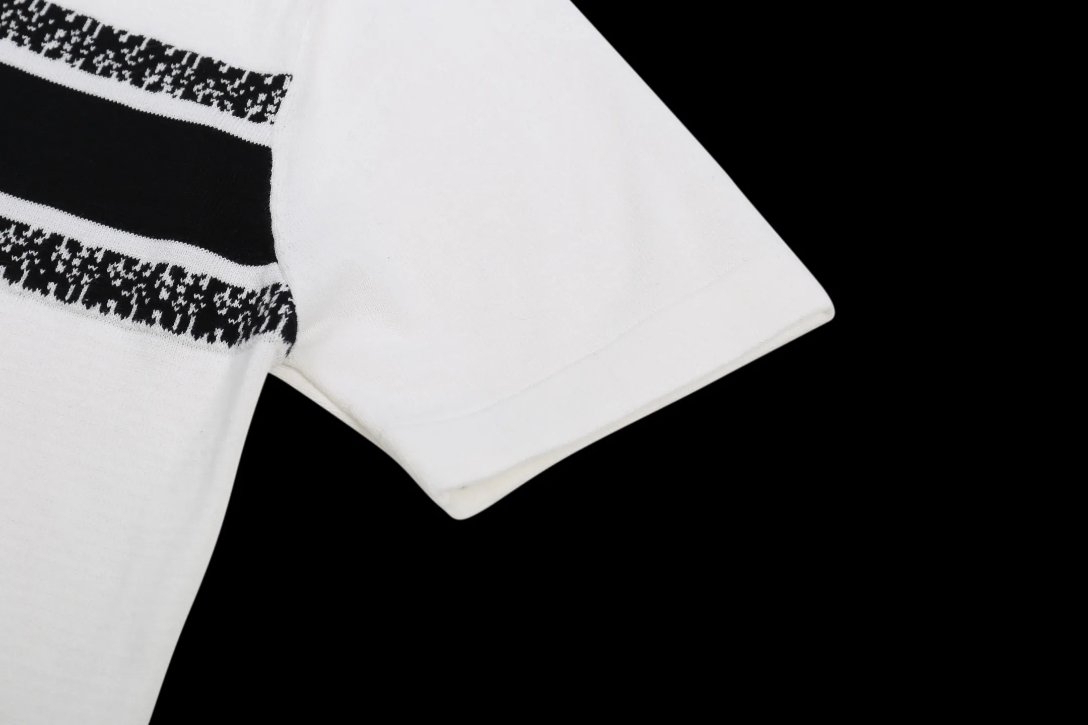 🅿️210 DIOR Dior classic new LOGO logo strip contrast jacquard knitted woolen short-sleeved T-shirt. This short-sleeved sweater is made of densely woven cotton. Classic version. Jacquard knitting technology is used to complete the front panel DIOR strip contrast design pattern jacquard design process. The fabric is comfortable and feels excellent. Same style for men and women. Fabric: 100% cotton Color: Black White Size: XS S M L