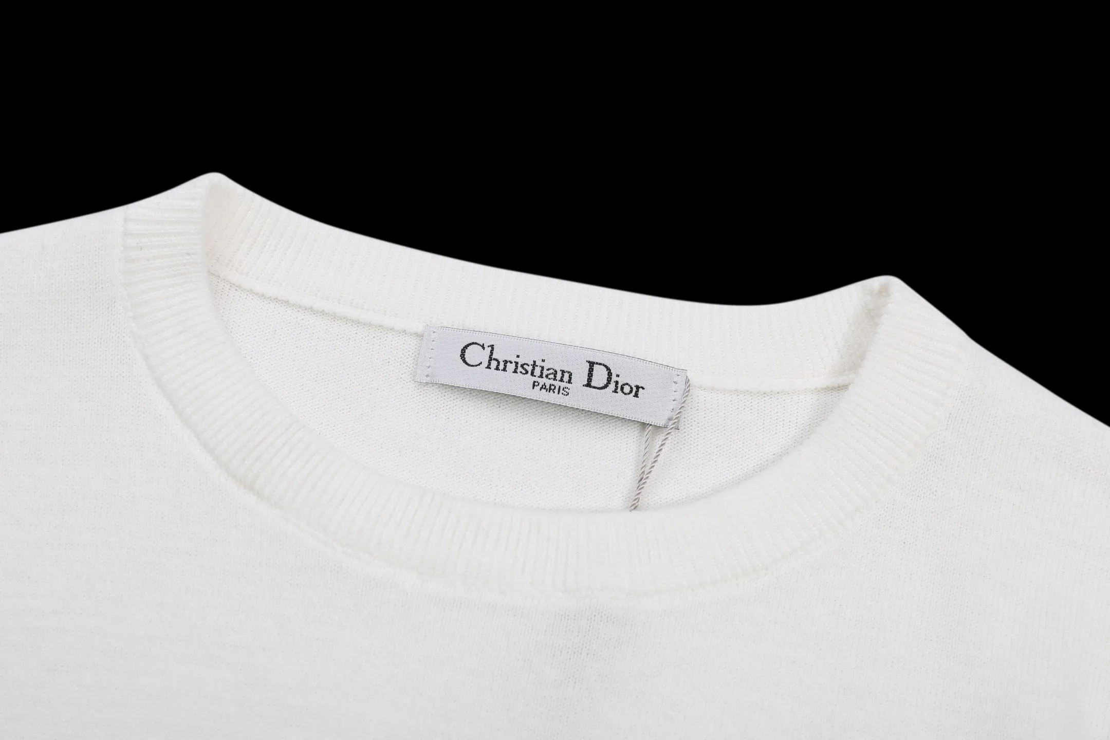 🅿️210 DIOR Dior classic new LOGO logo strip contrast jacquard knitted woolen short-sleeved T-shirt. This short-sleeved sweater is made of densely woven cotton. Classic version. Jacquard knitting technology is used to complete the front panel DIOR strip contrast design pattern jacquard design process. The fabric is comfortable and feels excellent. Same style for men and women. Fabric: 100% cotton Color: Black White Size: XS S M L