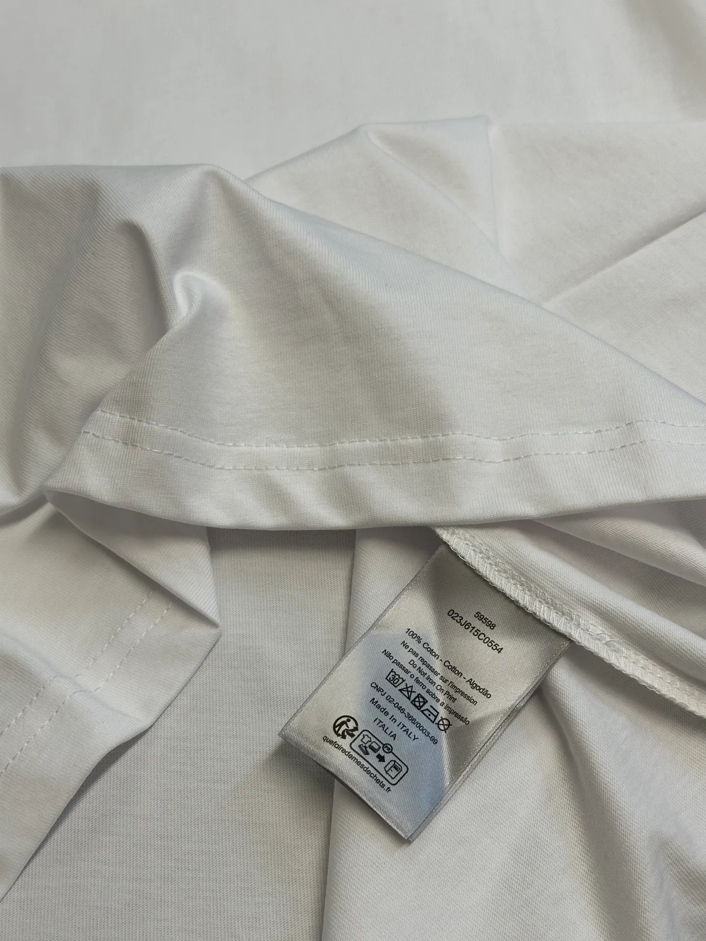 🅿️260 Dior co-branded embroidered round neck short-sleeved cotton jersey fabric, made of 15S fine cotton plain weave, 230g; paired with threaded 32S double yarn rack, 300g. 15S is a relatively thick yarn used to make thicker and more durable fabrics. The fabric made of pure cotton natural fiber has the characteristics of good hygroscopicity, strong breathability, softness and comfort. Cotton fabrics are generally suitable for summer wear and can help keep your body dry and comfortable. The yarn passes alternately in the horizontal and vertical directions to form a simple cross structure; it has good elasticity and wear resistance.  It is processed by needle embroidery process, and the main body adopts precision needle embroidery process; the embroidery is very fine and dense, the pattern is clear and the lines and three-dimensional sense are strong. The linen material embroidery thread is combined with encrypted processing, and the embroidery body has a subtle matte visual texture; the embroidery effect is three-dimensional and full. The flat embroidery has a unique needle-to-needle design, and the embroidery is very fine and dense. The overall stitching is fine, with consistent fineness and texture, adding a sense of layering to the simple design.  The standard round neck and short-sleeved version has a rounded arc neckline, which is suitable for various face shapes and body shapes; the sleeve length is moderate and ends just above the elbow, showing a smart and neat image. The slim fit can show off the wearer's body curves without sacrificing comfort. The collar, cuffs, hem and other parts are all sewn with fine double-needle stitching.  size：xs s m l