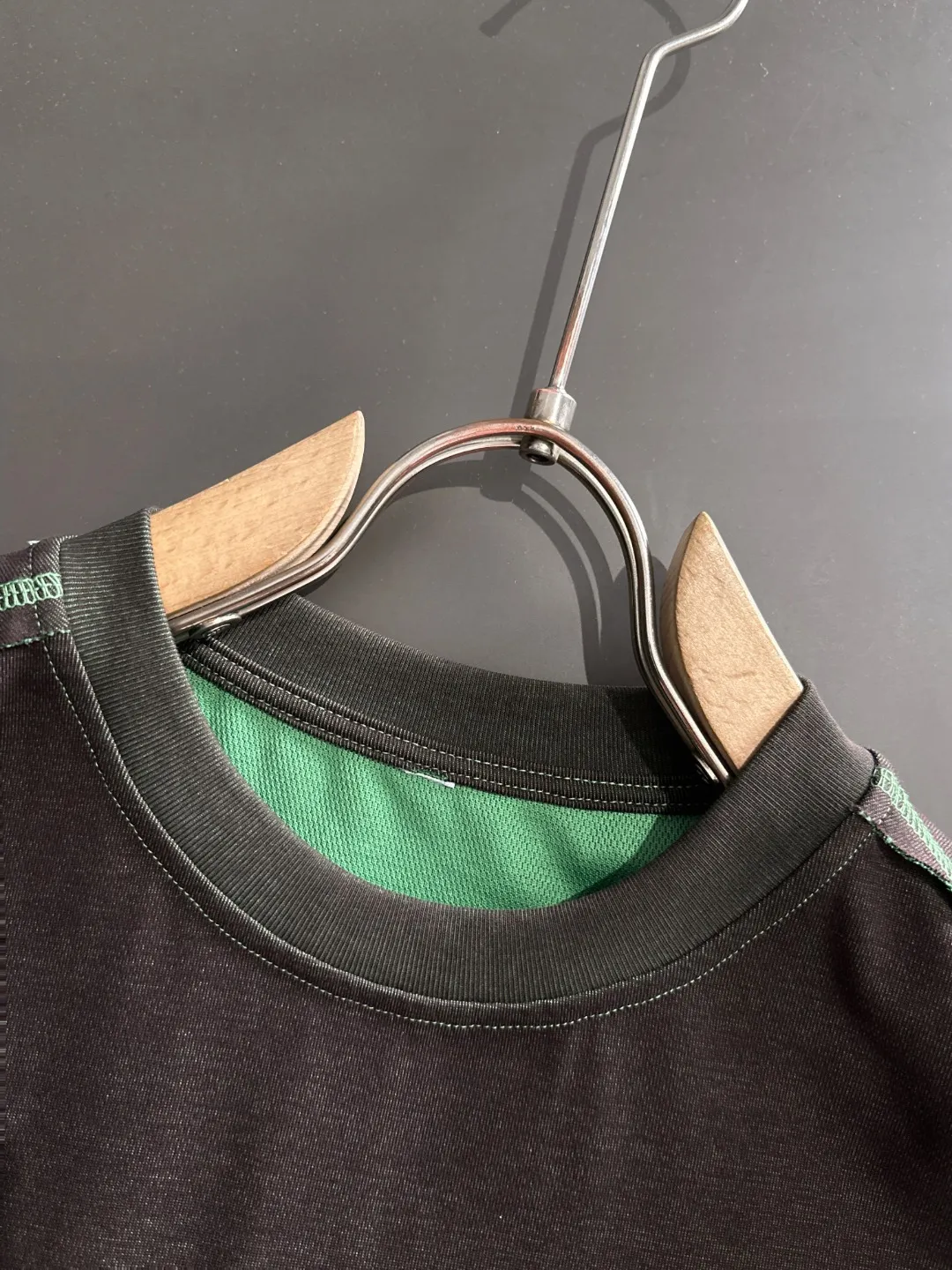🅿️270 Shipped next day Dior 2025 summer new style (top quality, differentiated currency) The launch of short-sleeved special fabrics Summer catwalk style Exclusive style for men and women Made of imported custom dyed fabric Back neck chain bottom full shoulder bag No deformation or shrinkage when exposed to water SIZE: M to 3XL
