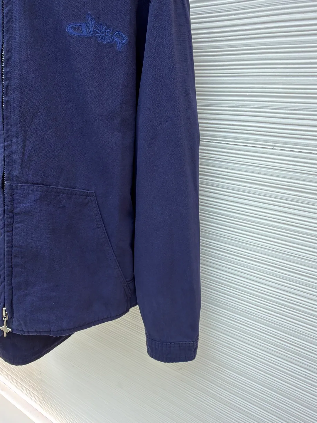 Dior co-branded embroidered zipper jacket ●Original version: Purchased and developed for 21000 ●Item number: 1681167-B35 ●Material: Custom-dyed gray-blue ancient densely woven thick cotton fabric ●Technology: Stone-milled fermentation wash ●Color: blue ●Type: Fitted version ●Weight: about 860g ●Size: 46-48-50-52 ●Description: Custom-dyed gray-blue ancient densely woven thick cotton with excellent texture and comfortable skin fit The realm of gray and blue uses color temperature to reconstruct the aesthetics of speed. From the DIOR AND LEWISHAMILTON joint series. The co-branded password is hidden in the same color embroidery on the chest, forming a micro echo with the background color of the jacket. The hooded design conveys a low-key but unignorable sense of high-end. Let the text become a flowing brand badge. The noble joint brand shows luxury, using imported machine embroidery technology. Use advanced computer control systems and precision mechanical components to realize Dior joint embroidery operations with high precision. Smooth and delicate lines, ergonomic three-dimensional tailoring, return to traditional craftsmanship through segmentation, folding, shrinking, and stretching techniques. The so-called slow work results in fine work, which is the respect for materials and the pursuit of feel. Complex workmanship, tedious, slow aging, high loss, electrolytic dark blue ➕ stone grinding and fermentation washing process. Prioritize the use of electrochemical reactions to change the color of the fabric, and then mix the fabric with abrasives through a grinder and clean it with hot water to achieve a specific washing effect. The overall wiring is straight and delicate, the fabric is comfortable and soft, and the color is consistent without color difference. It can be matched with the same style to create a fashionable look and control various occasions. Customized accessories, complete with three standards, same style for men and women!
