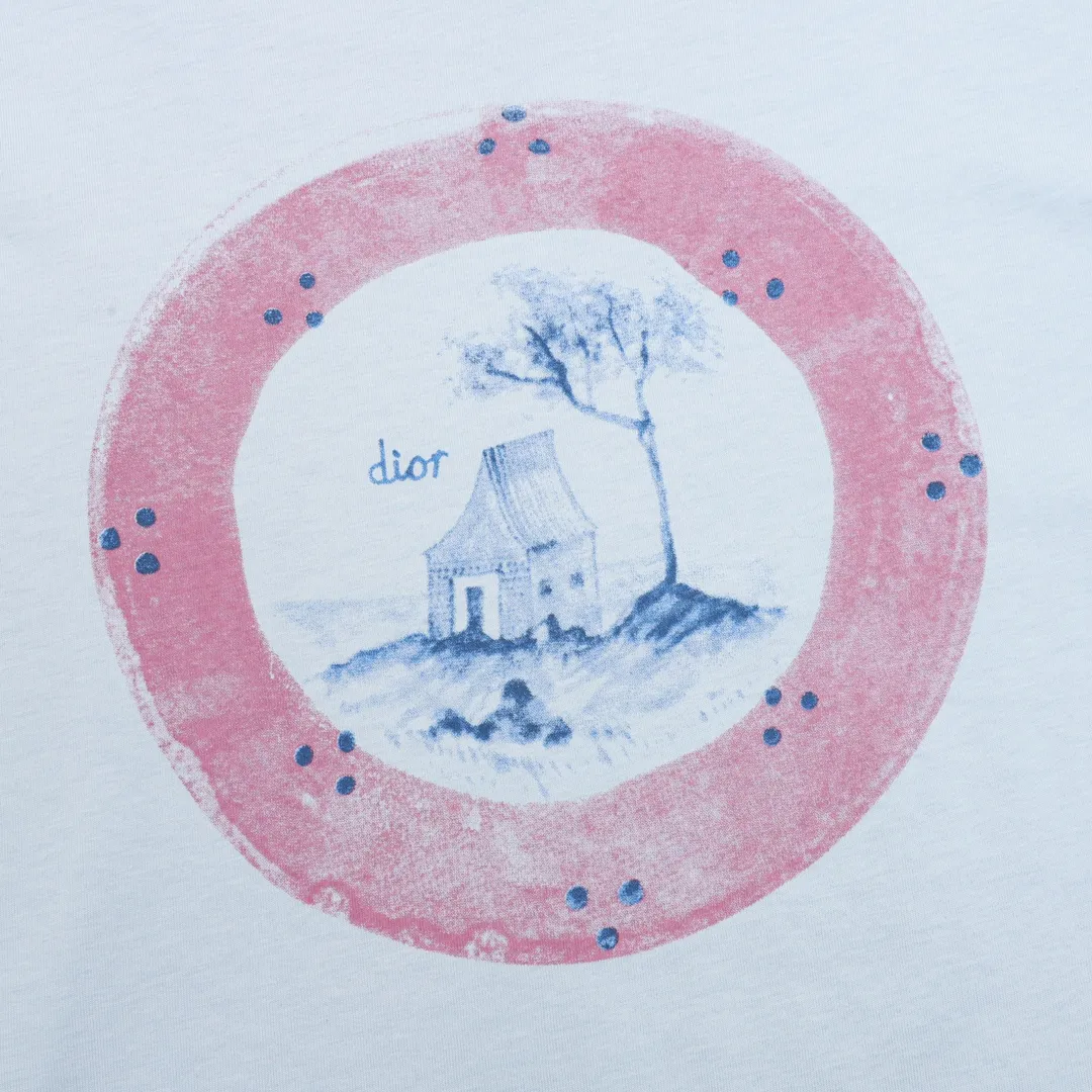 🅿️230 DIOR/Dior botanical painting direct-printed short-sleeved fabric: Made of 32-count double yarn fabric, the fabric is 260 grams after washing, and the Xinjiang cotton custom-woven original fabric has the same weight. Fabric: The thread adopts 1*1 double yarn thread, which is matched with the dyeing in the same vat. Technology: Printing uses digital direct inkjet printing, CANNY direct inkjet printing machine, original 1:1 scan pattern, multi-color matching and multiple printings to achieve the same effect as the original version. This showcases the logo from this season's Dior and Hylton Nel collaboration. Crafted from blue cotton-jersey, it has a classic silhouette with a ribbed crew neck and a contrasting print on the front and back for added style. Relaxed cut, can be worn with sports or. 100% ribbed crew neck with dior and hylton nel print on front and back. Size: XS-L