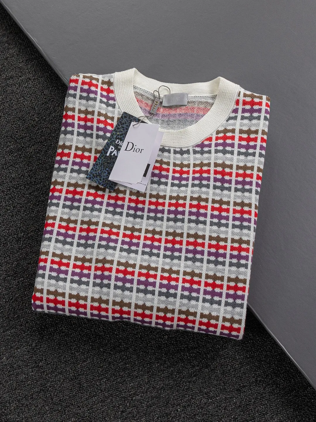 🅿️350 Dior Dior micro wide version CD micro wide version S-Xl 25ss will never fail classic style permanent boutique counter timeless classic style CD jacquard all-over printed letter logo pattern heavy craftsmanship Unisex short-sleeved T-shirt, cotton blended terry jersey fabric, using 50% wool content yarn 35% cashmere 15% synthetic fiber original development This full-logo jacquard sweater from the 2025 limited series highlights the classic Obliave flower. It is matched with an S-shaped round neck and topstitching. It is unique. The whole body is decorated with obliqve jacquard, and the ribbed round neck is matched with ⭕️ shaped topstitching. Customized accessories. The whole body is customized and developed according to the Y board... It has three complete labels and can control various styles, paying tribute to Dior's historic year! Coupled with the blessing of full-flower cotton material, both the upper body comfort and the existence are unparalleled. It can be said to be a must-have companion in summer. The excellent breathability and comfortable wearing feeling are unparalleled~ Recommended! ! Same style for men and women! Color: Picture color Size: S-XL Size chart: S: Shoulder width 41-Bust 51-Length 66 M: Shoulder width 43-Bust 53-Length 68 L: Shoulder width 45-Bust 55-Length 70 XL: Shoulder width 47-Bust 57-Length 72