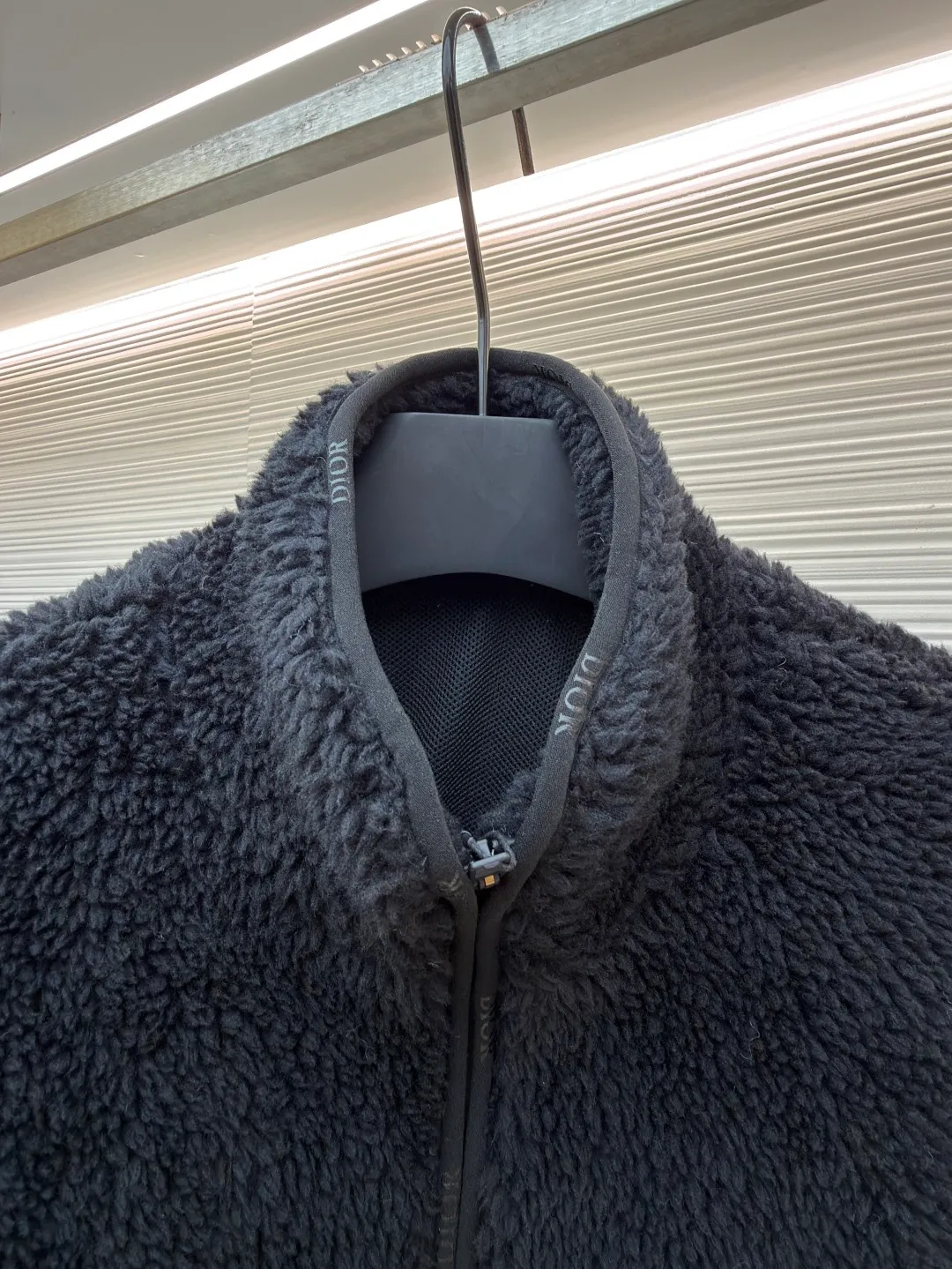 Dior x descentn ski jacket ●Original version: Purchased and developed by 23775 ●Item number: 1681706-B15 ●Fabric: polyester fiber fabric ●Technology: Positioning cutting machine production ●Color: black ●Version: fitted version ●Weight: about 745 grams ●Size: S-M-L-XL ●Description: This Dior plush zipper jacket adopts a loose fit design, which is comfortable to wear and has excellent warmth retention. The fabric is made of high-quality imitation sherpa material, which has a soft and delicate feel, good warmth retention and breathability. Ready-to-wear garments are made using precision cutting techniques to ensure the overall shape is three-dimensional and crisp. The brand logo and decorative pattern on the chest are embossed, and the pattern is clear and three-dimensional, highlighting the high-end quality of the brand. The details of the zippers and pockets are exquisite, the overall wiring is neat, and the stitching is fine and firm. The high collar design not only increases warmth, but also adds fashion to the overall look. Whether it is daily wear or outdoor activities, it can be easily controlled, perfectly interpreting the luxury and functionality of the Dior brand. The overall wiring is straight and delicate, the fabric is comfortable and soft, and the color is consistent without color difference. It can be matched with the same style to create a fashionable look and control various occasions. Customized accessories, complete with three standards, same style for men and women!