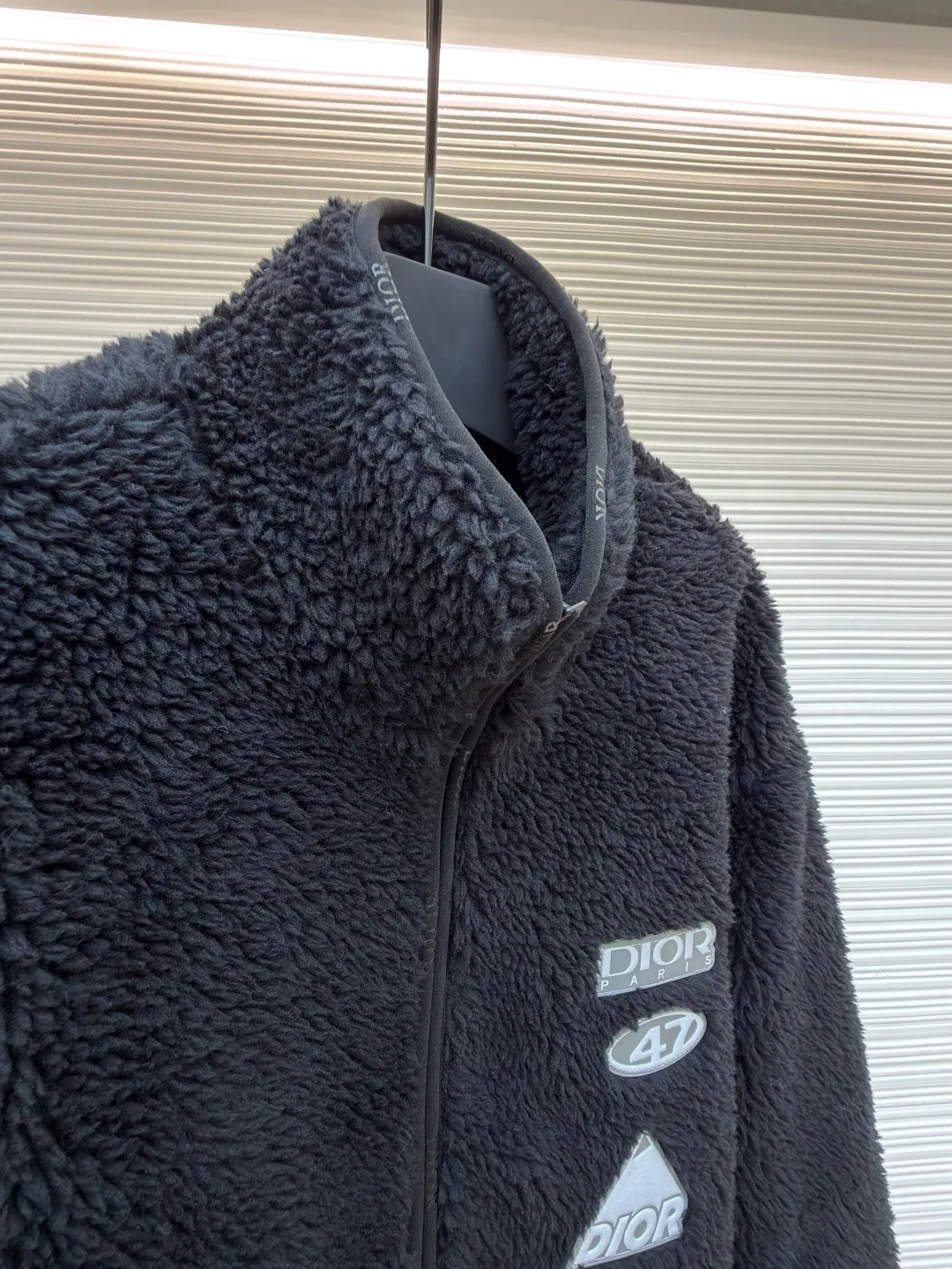 Dior x descentn ski jacket ●Original version: Purchased and developed by 23775 ●Item number: 1681706-B15 ●Fabric: polyester fiber fabric ●Technology: Positioning cutting machine production ●Color: black ●Version: fitted version ●Weight: about 745 grams ●Size: S-M-L-XL ●Description: This Dior plush zipper jacket adopts a loose fit design, which is comfortable to wear and has excellent warmth retention. The fabric is made of high-quality imitation sherpa material, which has a soft and delicate feel, good warmth retention and breathability. Ready-to-wear garments are made using precision cutting techniques to ensure the overall shape is three-dimensional and crisp. The brand logo and decorative pattern on the chest are embossed, and the pattern is clear and three-dimensional, highlighting the high-end quality of the brand. The details of the zippers and pockets are exquisite, the overall wiring is neat, and the stitching is fine and firm. The high collar design not only increases warmth, but also adds fashion to the overall look. Whether it is daily wear or outdoor activities, it can be easily controlled, perfectly interpreting the luxury and functionality of the Dior brand. The overall wiring is straight and delicate, the fabric is comfortable and soft, and the color is consistent without color difference. It can be matched with the same style to create a fashionable look and control various occasions. Customized accessories, complete with three standards, same style for men and women!