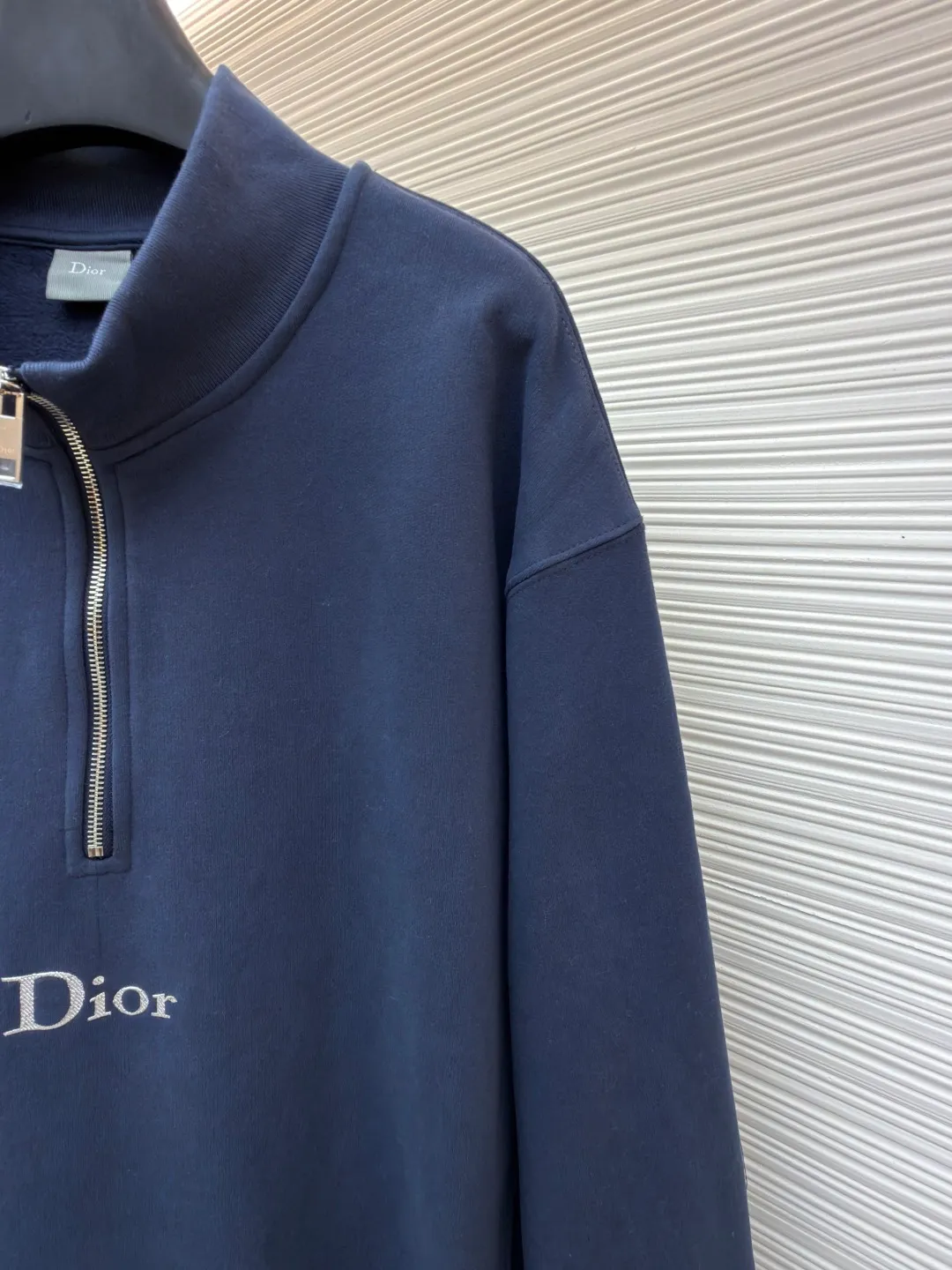 Dior half-zip logo sweatshirt ●Original version: 14,000 purchased and developed ●Item number: 1682497-A95 ●Material: pure cotton plush fabric ●Technology: twill logo embroidery production ●Color: blue ●Version: fitted version ●Weight: about 765 grams ●Size: XS-S-M-L ●Description: The fabric is a heavyweight high-end sweatshirt fabric. The 26-count double yarn forms the smooth and delicate outer surface of the fabric, while the 10-count plush yarn base is precision brushed to form a layer of rich, dense skin-friendly fluff, providing excellent softness and warmth. Its extremely high weight and elasticity brought by spandex ensure the ultimate thickness, stiffness and strong elastic recovery of the collar, cuffs and hem, which is the key to creating a neat silhouette and ensuring durability. Made of twill flat stitch embroidery. This is an embroidery technique that uses parallel stitches at specific angles to fill in, creating a flat, smooth and full embroidery surface with fine diagonal texture. The brand logo is presented in a delicate, strong and textured way, and the precision of the embroidery creates a high-end contrast with the casual feel of the sweatshirt fabric. The overall wiring is straight and delicate, the fabric is comfortable and soft, and the color is consistent without color difference. It can be matched with the same style to create a fashionable look and control various occasions. Customized accessories, complete with three standards, same style for men and women!