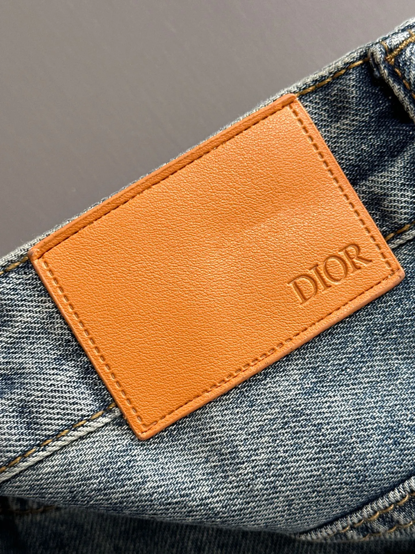 🅿️330 Dior 2025 summer new jeans denim shorts are produced using imported Japanese Denim plain cotton denim fabrics, complete with three standards. The top stone-washed process makes the texture reach the old taste of the 1980s. It is soft, delicate, comfortable and breathable. The color has a modern and fashionable vicissitudes. The upper body is versatile and fashionable! Light luxury, a must-have item for daily commuting! Code number: 28-40 (please state your height and weight when placing an order)