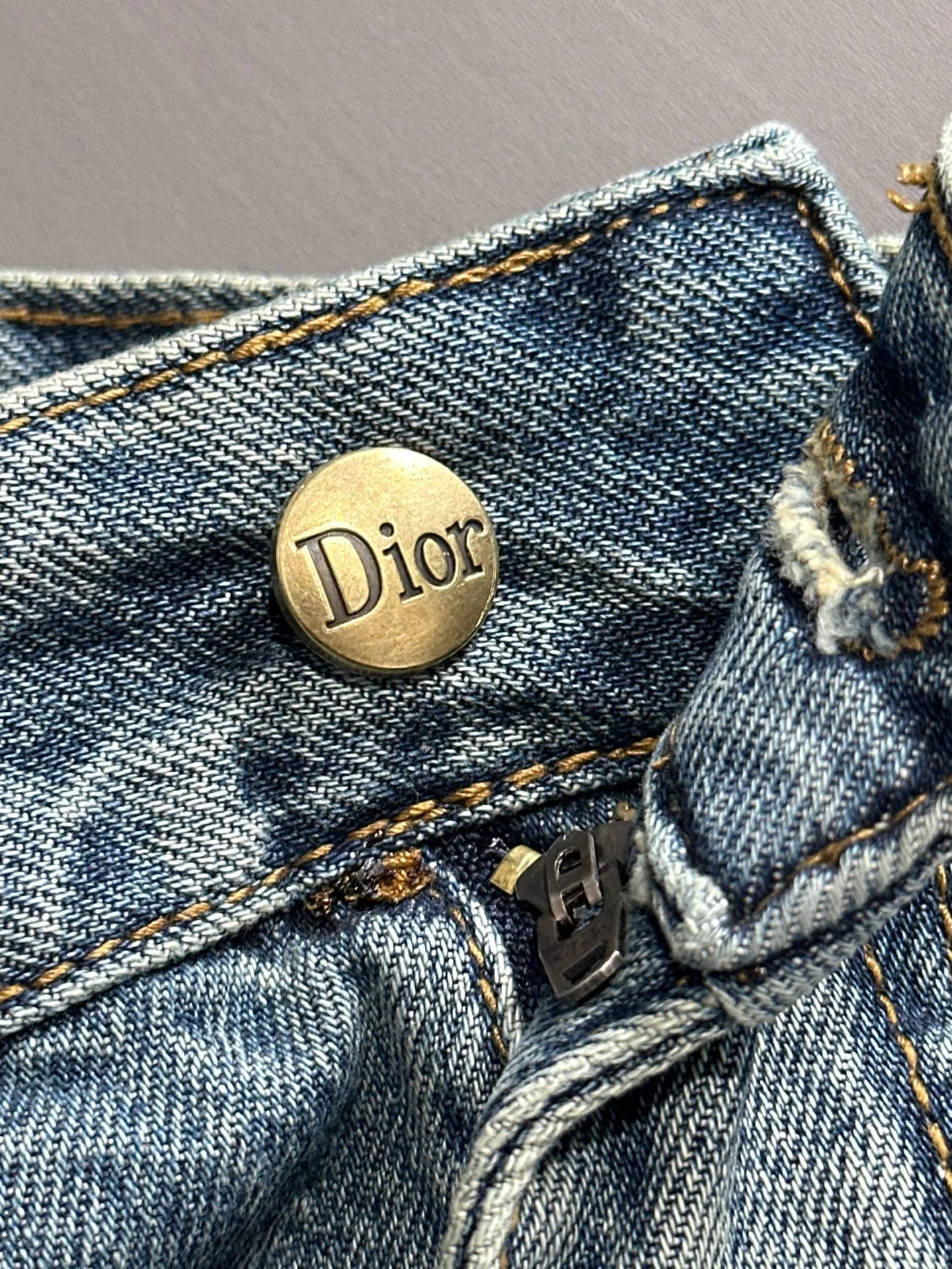 🅿️330 Dior 2025 summer new jeans denim shorts are produced using imported Japanese Denim plain cotton denim fabrics, complete with three standards. The top stone-washed process makes the texture reach the old taste of the 1980s. It is soft, delicate, comfortable and breathable. The color has a modern and fashionable vicissitudes. The upper body is versatile and fashionable! Light luxury, a must-have item for daily commuting! Code number: 28-40 (please state your height and weight when placing an order)