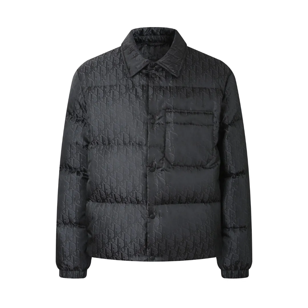 🅿️1030 CD 25FW full-print jacquard lapel down jacket. The fabric uses scientific jacquard technology. Laser jacquard technology is applied to the fabric to make the entire garment concave and convex and have a stronger three-dimensional effect. This technology not only improves the visual effect of the fabric, but also enhances its durability and comfort. The inside is filled with high-quality 90% white duck down, which has been strictly processed and screened to ensure the fluffiness and warmth of the down. Evenly fill the down into the inner bladder of the vest and fix it by sewing and taping. Custom-woven high-density satin nylon material, combined with dark jacquard weaving, makes the down shirt extremely waterproof, anti-fouling, and dust-proof. This ensures that the vest will look and perform well in inclement weather. Oblique printing is applied to fabrics through precise printing technology and blends perfectly with the fabrics, presenting a low-key and luxurious visual effect. The tailoring of the shirt is very fit, with smooth and natural lines, which can well highlight the wearer's body curves and show an elegant temperament. The chest pocket design is not only practical, but also adds a casual feel to the overall look, making the shirt more suitable for daily wear. Size:46-48-50-52