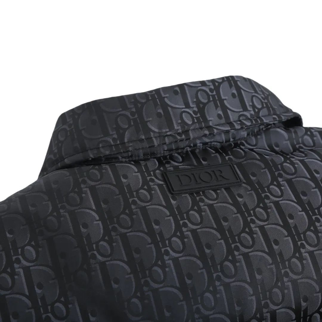 🅿️1030 CD 25FW full-print jacquard lapel down jacket. The fabric uses scientific jacquard technology. Laser jacquard technology is applied to the fabric to make the entire garment concave and convex and have a stronger three-dimensional effect. This technology not only improves the visual effect of the fabric, but also enhances its durability and comfort. The inside is filled with high-quality 90% white duck down, which has been strictly processed and screened to ensure the fluffiness and warmth of the down. Evenly fill the down into the inner bladder of the vest and fix it by sewing and taping. Custom-woven high-density satin nylon material, combined with dark jacquard weaving, makes the down shirt extremely waterproof, anti-fouling, and dust-proof. This ensures that the vest will look and perform well in inclement weather. Oblique printing is applied to fabrics through precise printing technology and blends perfectly with the fabrics, presenting a low-key and luxurious visual effect. The tailoring of the shirt is very fit, with smooth and natural lines, which can well highlight the wearer's body curves and show an elegant temperament. The chest pocket design is not only practical, but also adds a casual feel to the overall look, making the shirt more suitable for daily wear. Size:46-48-50-52