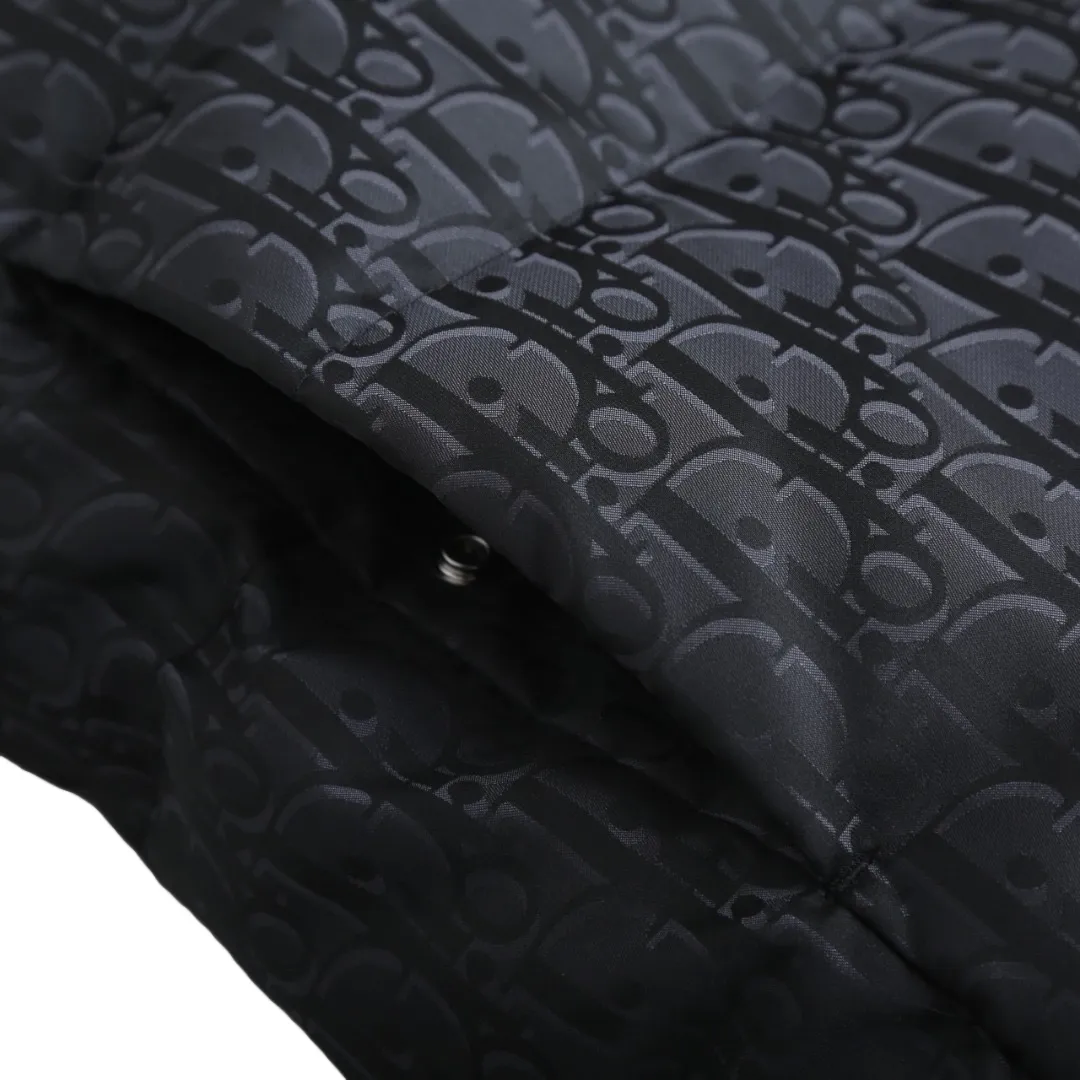 🅿️1030 CD 25FW full-print jacquard lapel down jacket. The fabric uses scientific jacquard technology. Laser jacquard technology is applied to the fabric to make the entire garment concave and convex and have a stronger three-dimensional effect. This technology not only improves the visual effect of the fabric, but also enhances its durability and comfort. The inside is filled with high-quality 90% white duck down, which has been strictly processed and screened to ensure the fluffiness and warmth of the down. Evenly fill the down into the inner bladder of the vest and fix it by sewing and taping. Custom-woven high-density satin nylon material, combined with dark jacquard weaving, makes the down shirt extremely waterproof, anti-fouling, and dust-proof. This ensures that the vest will look and perform well in inclement weather. Oblique printing is applied to fabrics through precise printing technology and blends perfectly with the fabrics, presenting a low-key and luxurious visual effect. The tailoring of the shirt is very fit, with smooth and natural lines, which can well highlight the wearer's body curves and show an elegant temperament. The chest pocket design is not only practical, but also adds a casual feel to the overall look, making the shirt more suitable for daily wear. Size:46-48-50-52