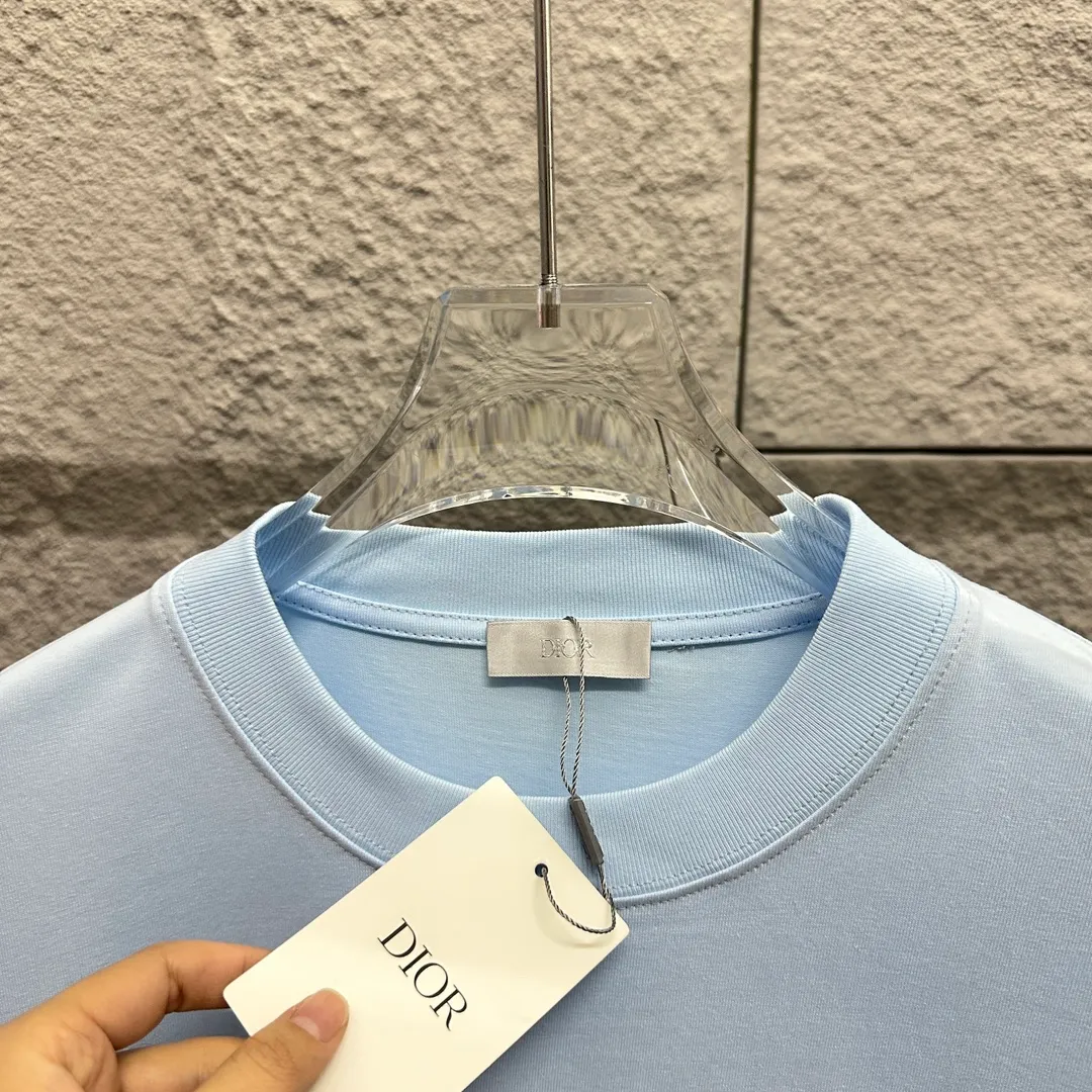 🅿️180 Dio*Dior* 2025 Spring and Summer Style Classic Silver Line Letters CD Embroidered Personalized Logo Customized Double Yarn Plain Cotton Fabric Short Sleeve T-shirt Unisex Color: Angora Red Black White Light Blue Floral Gray Size: S (90-130 catties) M (120-150 catties) L (140-165 catties) XL (160-180 pounds) XXL (180-210 pounds)