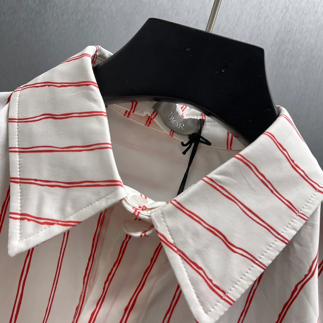 🅿️480 🧧CD Red and white vertical pattern simple embroidered shirt SIZE: S-XL This shirt combines modern style with traditional beauty. Crafted from white cotton poplin, it features a pink stripe pattern displaying the Dior For My Real Friends signature from the DIOR AND HYLTON NE collection. A patch pocket on the chest and hidden button closure complete the design. Can be worn with everyday clothing.