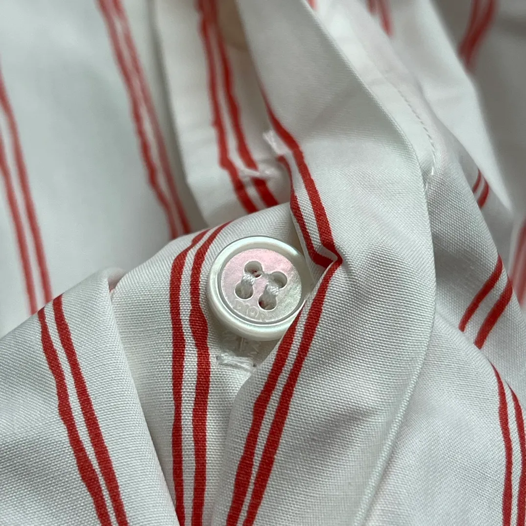 🅿️480 🧧CD Red and white vertical pattern simple embroidered shirt SIZE: S-XL This shirt combines modern style with traditional beauty. Crafted from white cotton poplin, it features a pink stripe pattern displaying the Dior For My Real Friends signature from the DIOR AND HYLTON NE collection. A patch pocket on the chest and hidden button closure complete the design. Can be worn with everyday clothing.