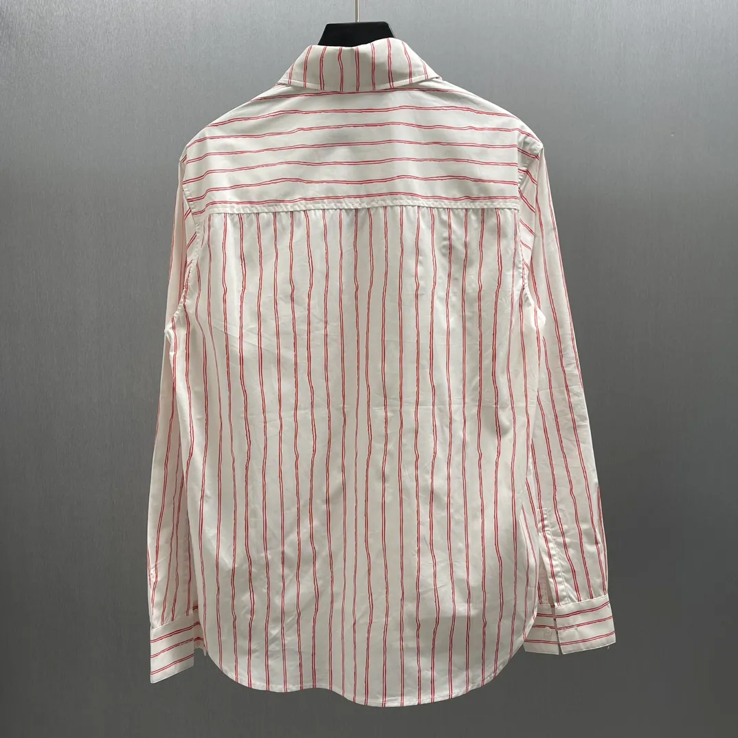 🅿️480 🧧CD Red and white vertical pattern simple embroidered shirt SIZE: S-XL This shirt combines modern style with traditional beauty. Crafted from white cotton poplin, it features a pink stripe pattern displaying the Dior For My Real Friends signature from the DIOR AND HYLTON NE collection. A patch pocket on the chest and hidden button closure complete the design. Can be worn with everyday clothing.