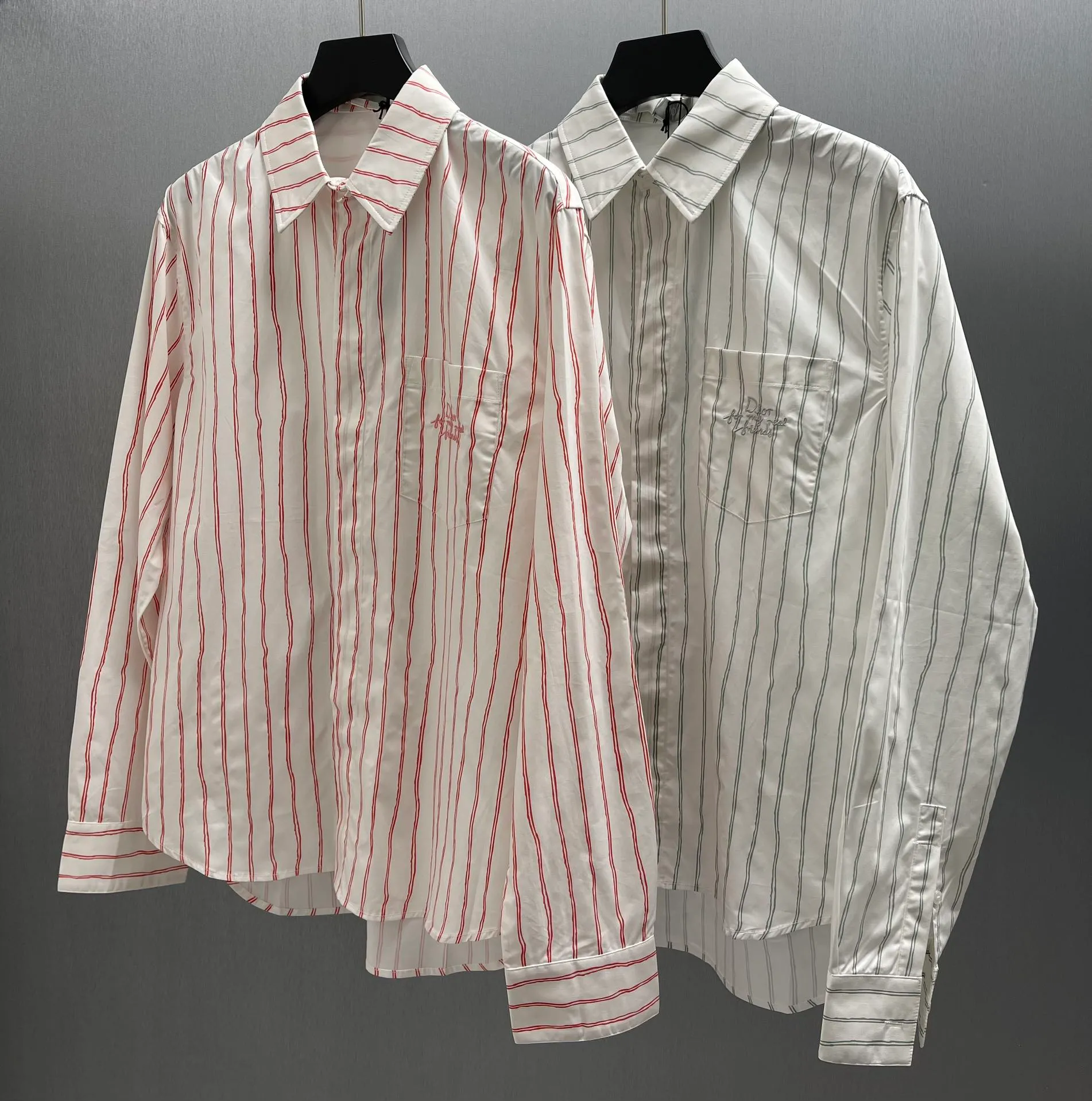 🅿️480 🧧CD Red and white vertical pattern simple embroidered shirt SIZE: S-XL This shirt combines modern style with traditional beauty. Crafted from white cotton poplin, it features a pink stripe pattern displaying the Dior For My Real Friends signature from the DIOR AND HYLTON NE collection. A patch pocket on the chest and hidden button closure complete the design. Can be worn with everyday clothing.