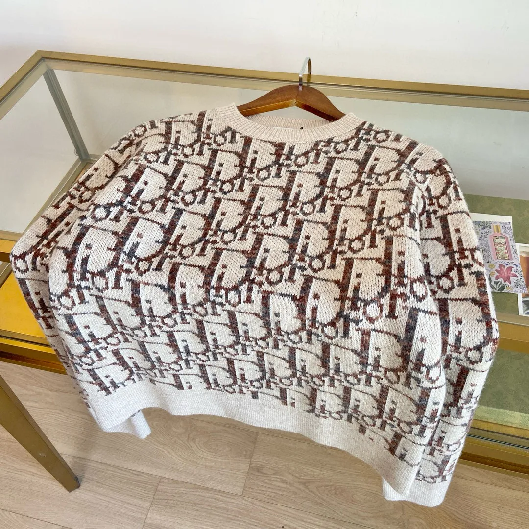 🅿️650 🀄️ DIOR Dior exclusive version, original materials, every stitch and thread is original. DIOR autumn and winter new knitted sweater 2026. This sweater reinterprets the classic Oblique print. It is carefully made of beige and brown wool jacquard fabric. Classic silhouette. Matched with ribbed round neck, hem and cuffs. Elegant style. Can add eye-catching embellishment to various looks. Decorated with brown Oblique print throughout. Ribbed round neck, cuffs and hem are made of 100% original virgin wool. Same style for men and women. You can buy them one to one on the official website.