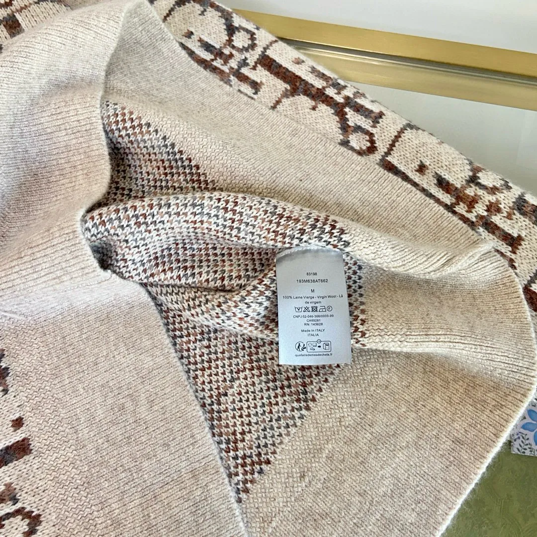 🅿️650 🀄️ DIOR Dior exclusive version, original materials, every stitch and thread is original. DIOR autumn and winter new knitted sweater 2026. This sweater reinterprets the classic Oblique print. It is carefully made of beige and brown wool jacquard fabric. Classic silhouette. Matched with ribbed round neck, hem and cuffs. Elegant style. Can add eye-catching embellishment to various looks. Decorated with brown Oblique print throughout. Ribbed round neck, cuffs and hem are made of 100% original virgin wool. Same style for men and women. You can buy them one to one on the official website.