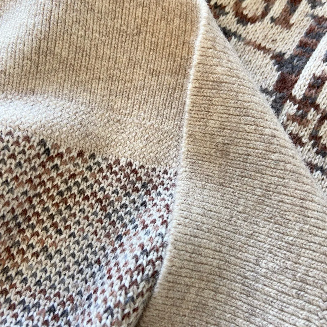 🅿️650 🀄️ DIOR Dior exclusive version, original materials, every stitch and thread is original. DIOR autumn and winter new knitted sweater 2026. This sweater reinterprets the classic Oblique print. It is carefully made of beige and brown wool jacquard fabric. Classic silhouette. Matched with ribbed round neck, hem and cuffs. Elegant style. Can add eye-catching embellishment to various looks. Decorated with brown Oblique print throughout. Ribbed round neck, cuffs and hem are made of 100% original virgin wool. Same style for men and women. You can buy them one to one on the official website.