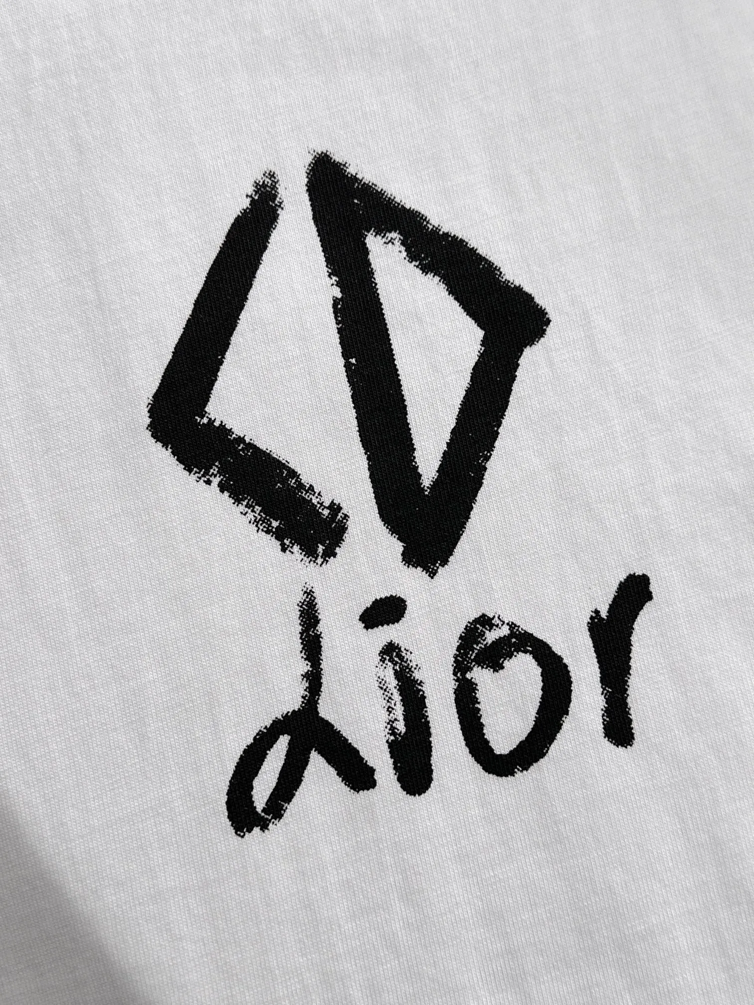 🅿️170 (arrives the next day) Dior 2025 new style front and back graffiti letter logo, same style for men and women, short-sleeved T-shirt ·Customized 260g 100% double yarn pure cotton fabric ·Dyeing 32 counts double-strand thread ·Collar label, hangtag, main mark and three labels complete Color: White Size: XS S M L