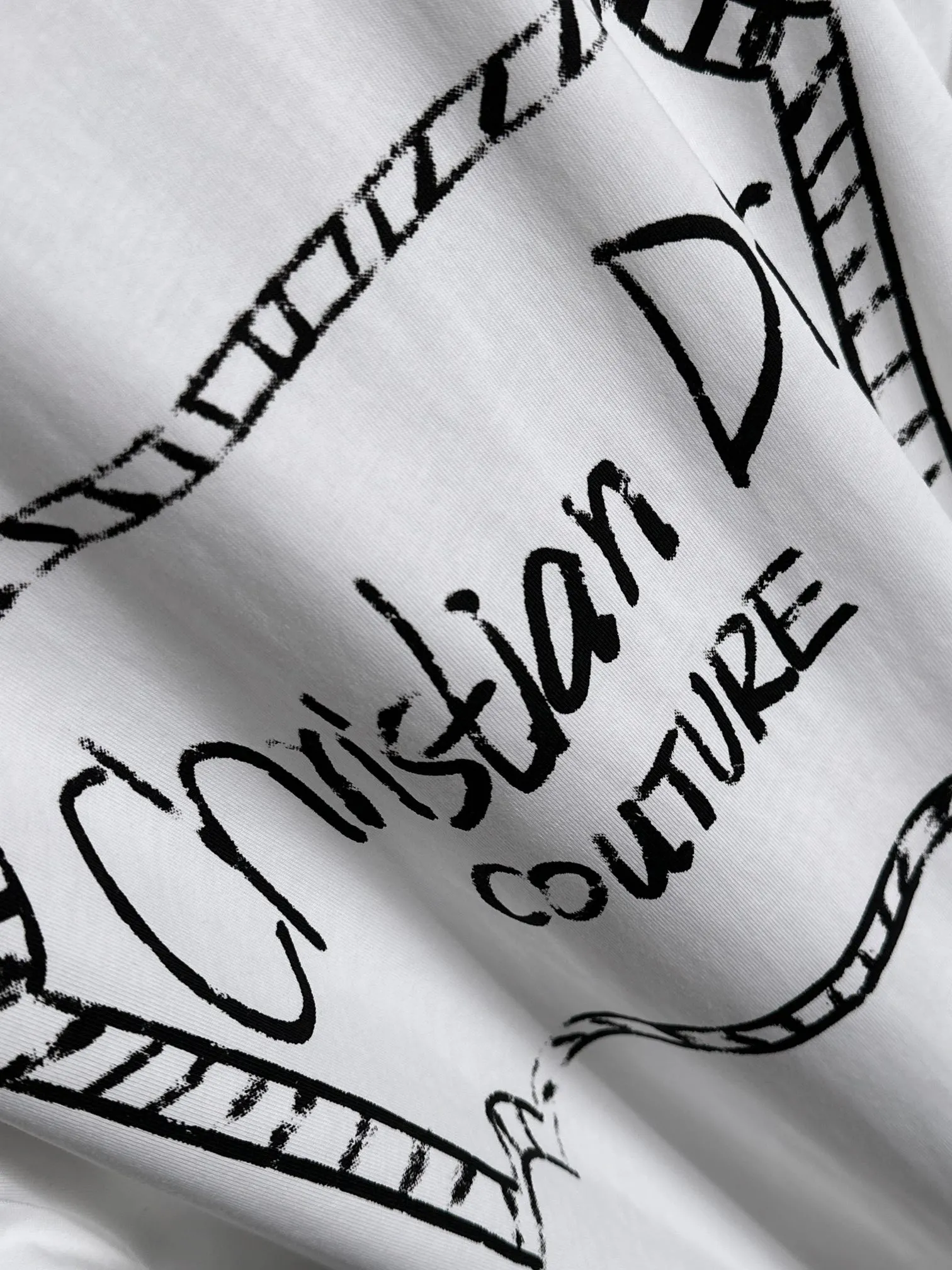 🅿️170 (arrives the next day) Dior 2025 new style front and back graffiti letter logo, same style for men and women, short-sleeved T-shirt ·Customized 260g 100% double yarn pure cotton fabric ·Dyeing 32 counts double-strand thread ·Collar label, hangtag, main mark and three labels complete Color: White Size: XS S M L